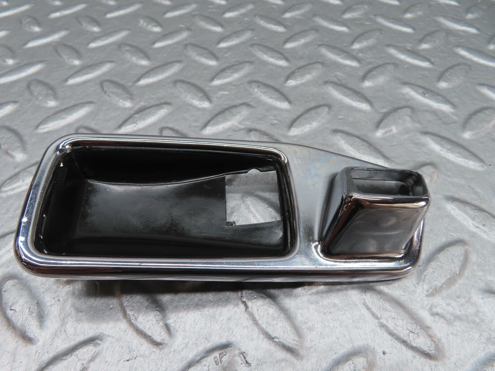 17958 Mercedes-Benz W123 200 Chrome Frame For Door Opener Left 1167660111