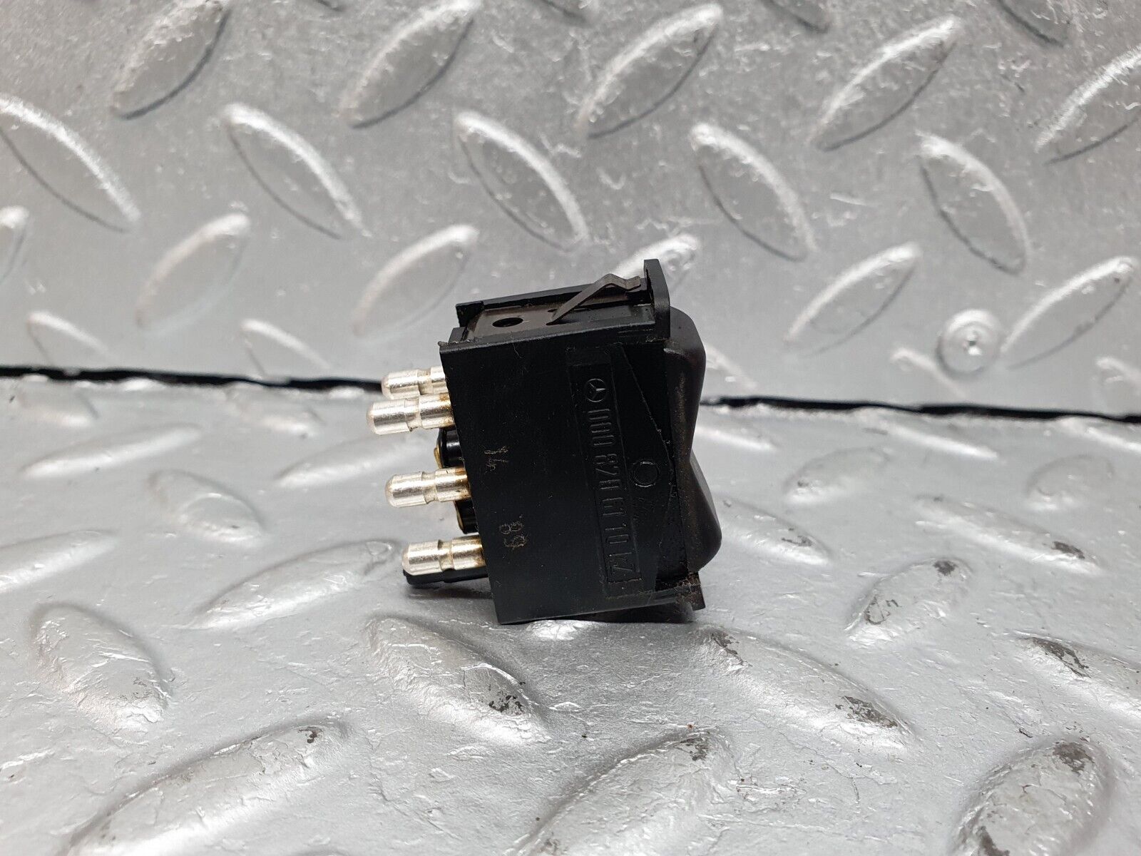 41100 Mercedes-Benz W126 300SE Rear Windscreen Defroster Switch 0008206110