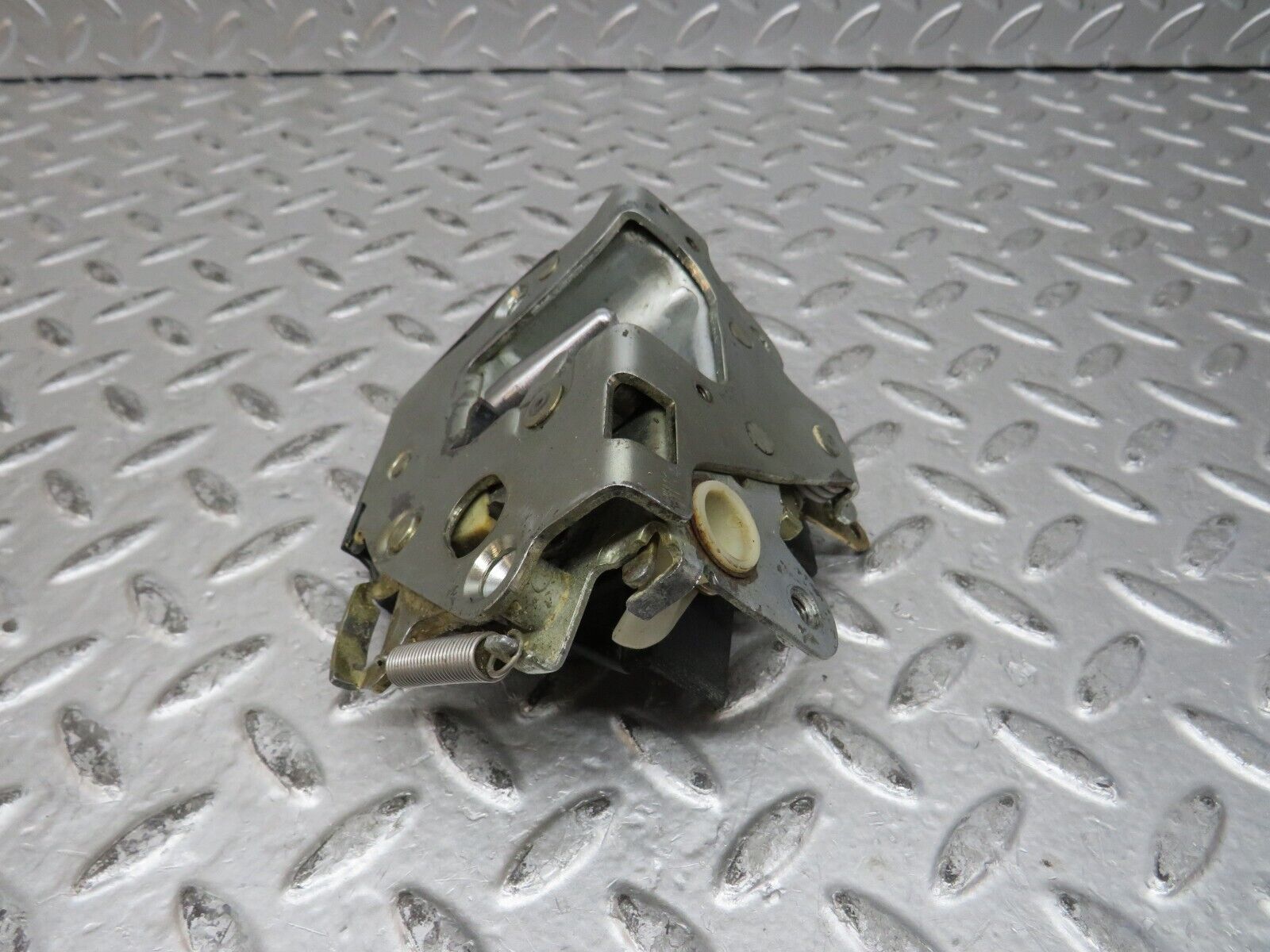 28740 Mercedes-Benz W123 230E Front Left Door Lock Mechanism 1237230108