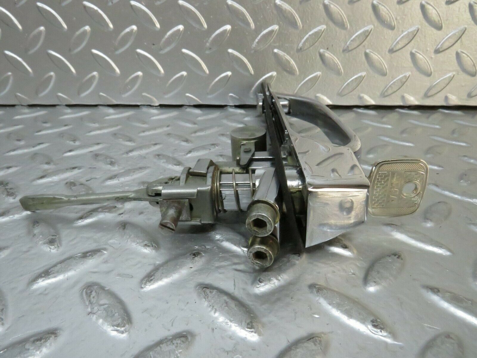 23721 Mercedes-Benz W116 350E Front Left Exterior Door Handle Key 1167600159