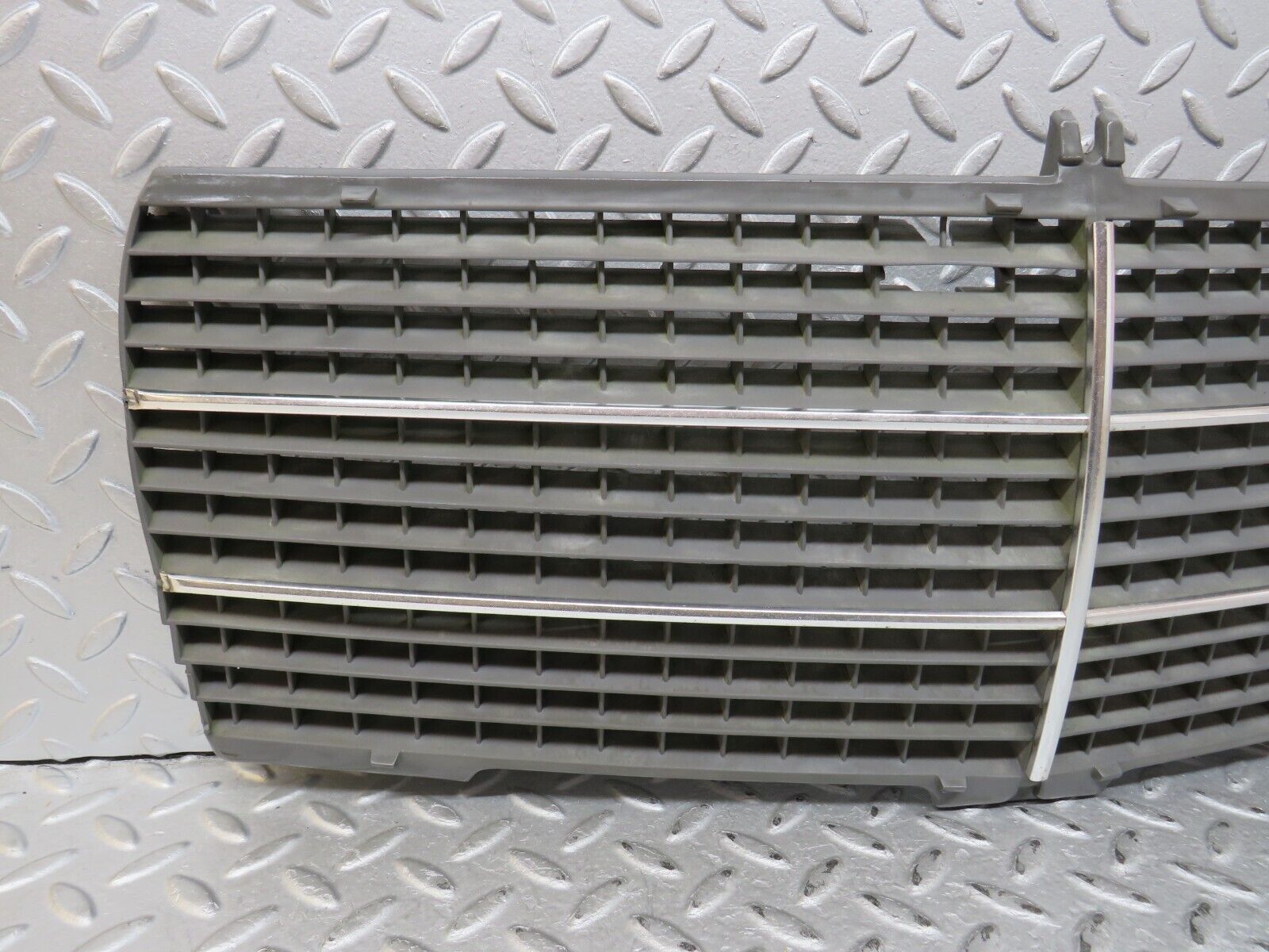 36501 Mercedes-Benz W201 190E 2.0L Bonnet Grill 2018880223