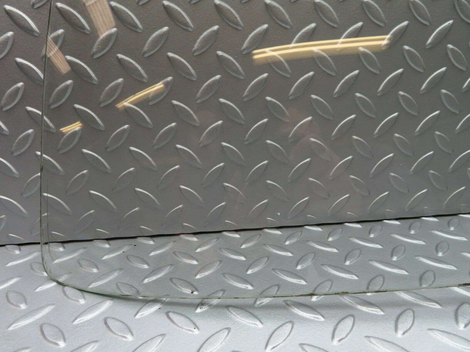 3553 Mercedes-Benz W105 PONTON Rear Windscreen