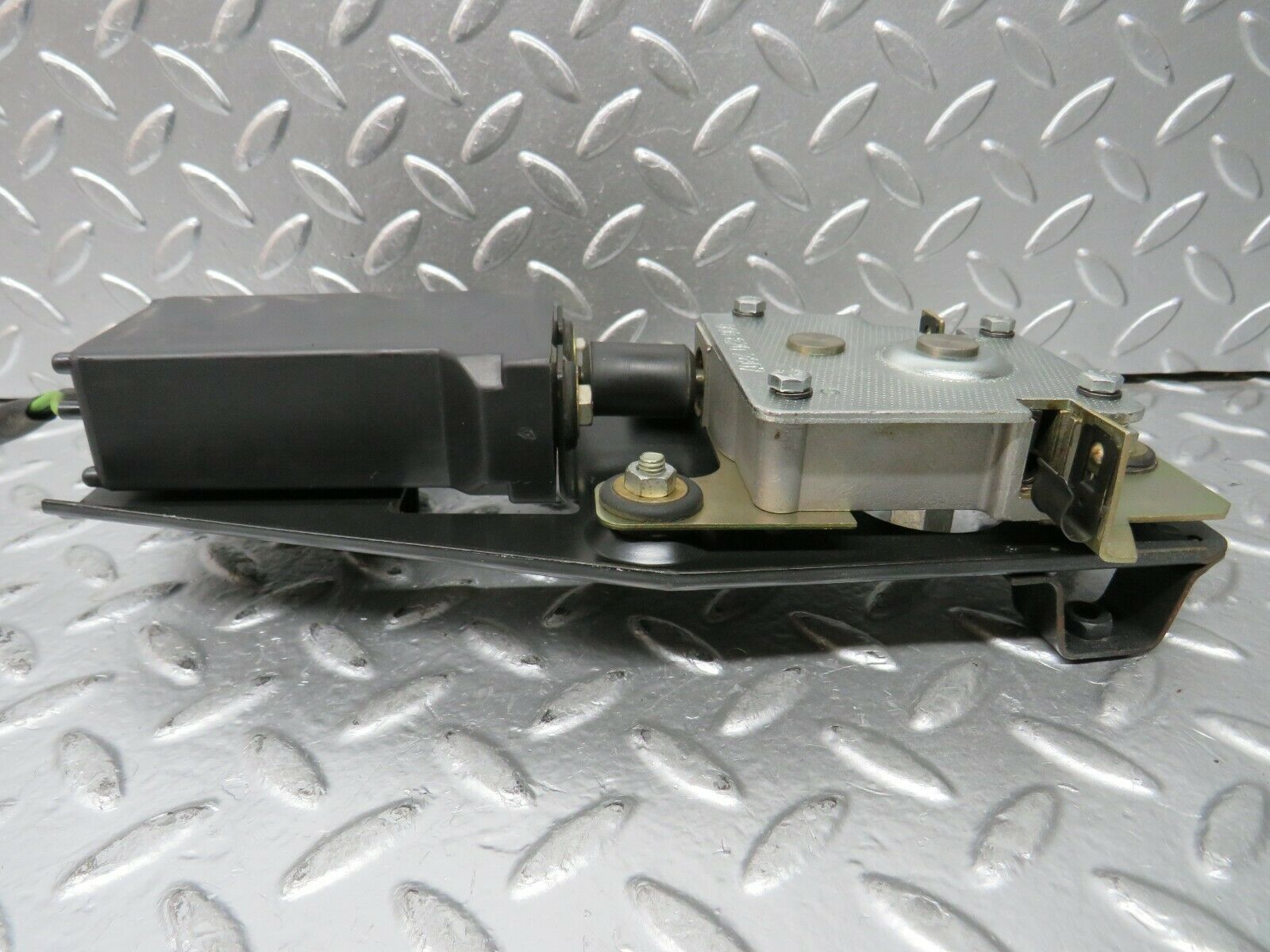 23200 Mercedes-Benz W116 350SE Sunroof Motor With Bracket 0008202807