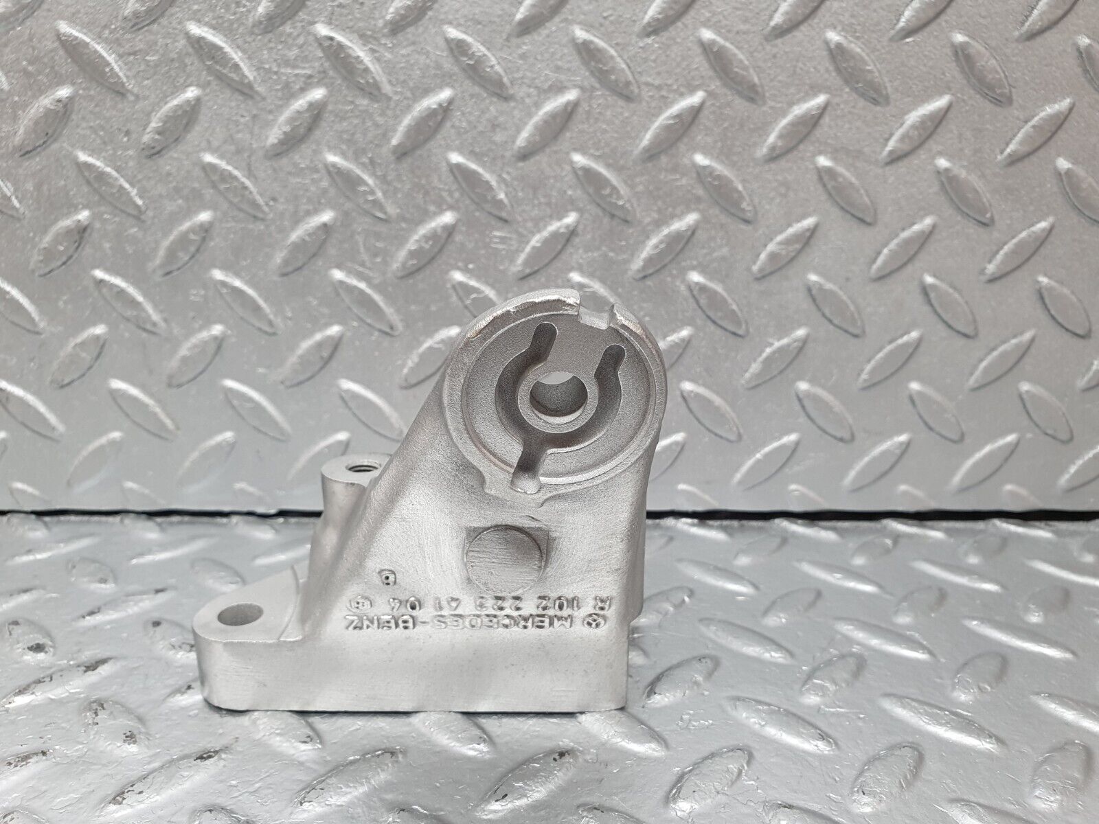 41447 Mercedes-Benz W124 200E Engine Mount Bracket Left Side 1022234104