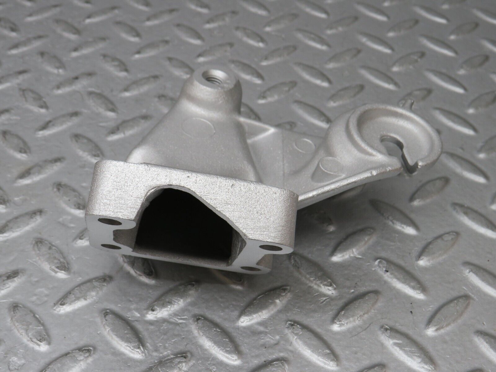 36352 Mercedes-Benz W126 420SE Engine Mount Bracket Right Side 1162235504