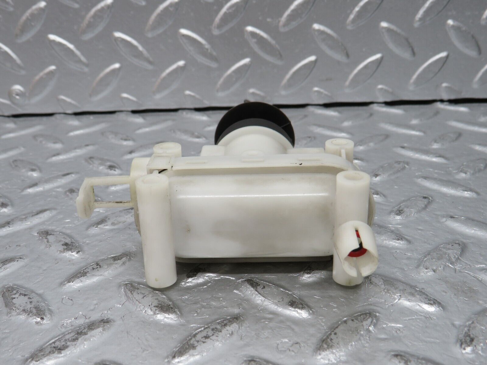 31638 Mercedes-Benz W201 190LE 1.8L Door Lock Vacuum Actuator Front Left