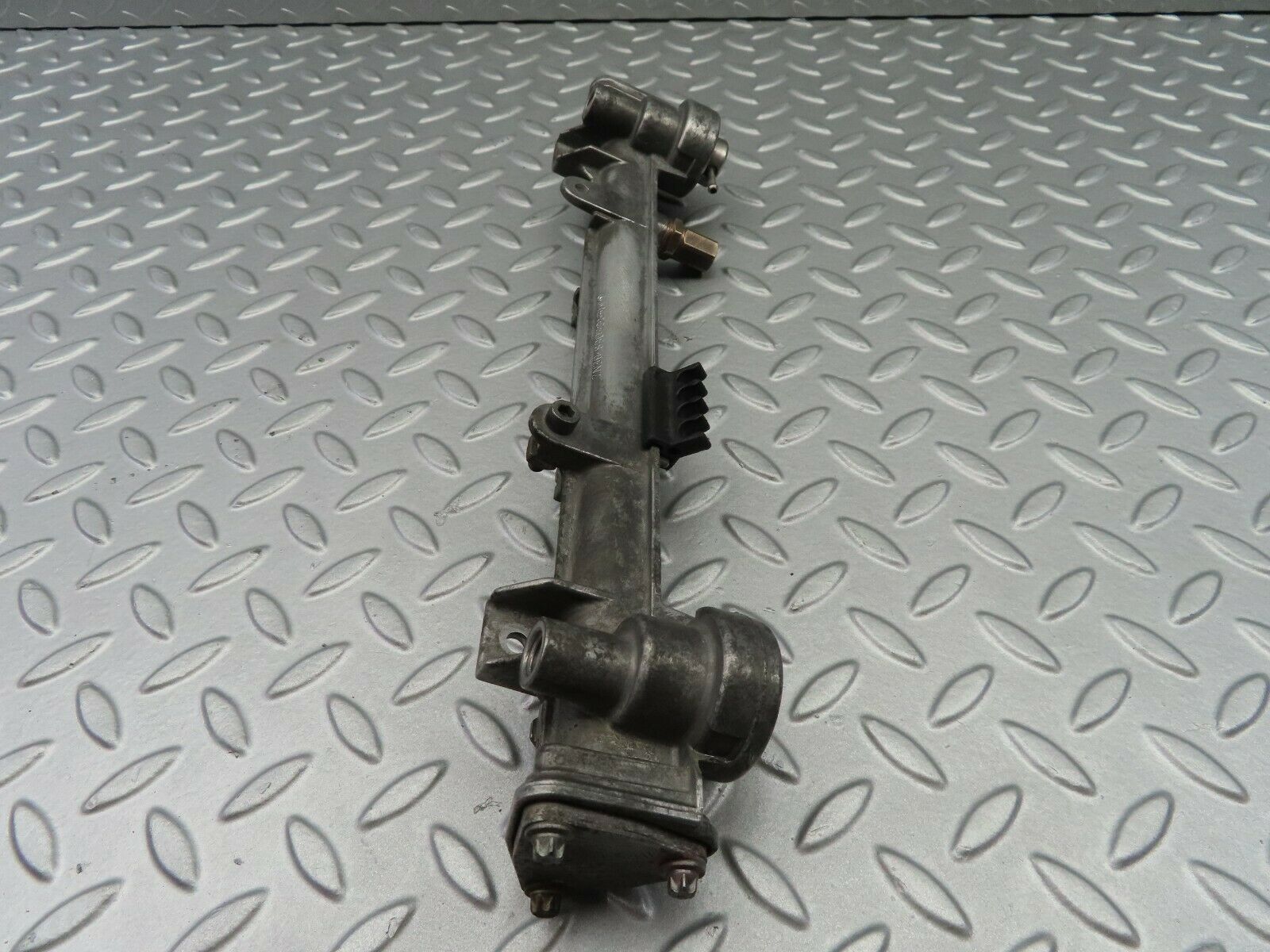 6784 Mercedes-Benz S124 E220 Wagon Fuel Injector Rail 1110780745
