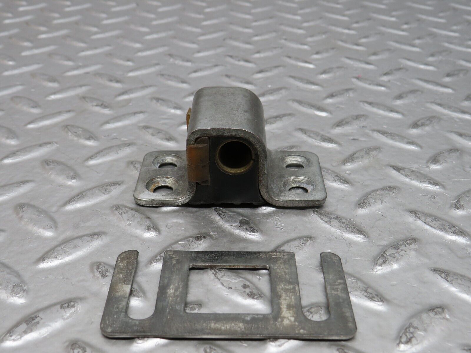 27946 Mercedes-Benz W123 280E Door Lock Latch Left Side