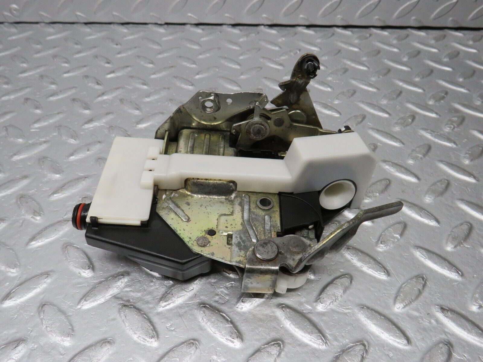 38348 Mercedes-Benz R129 280SL Coupe Left Door Lock Mechanism