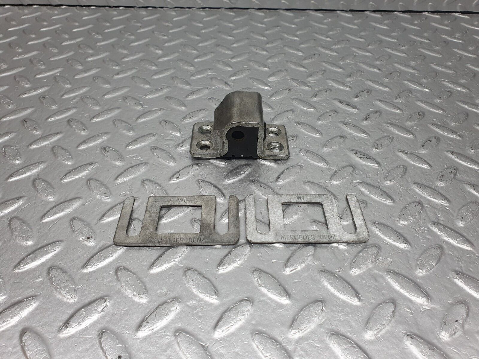 40914 Mercedes-Benz W126 300SE Door Lock Latch Left Side