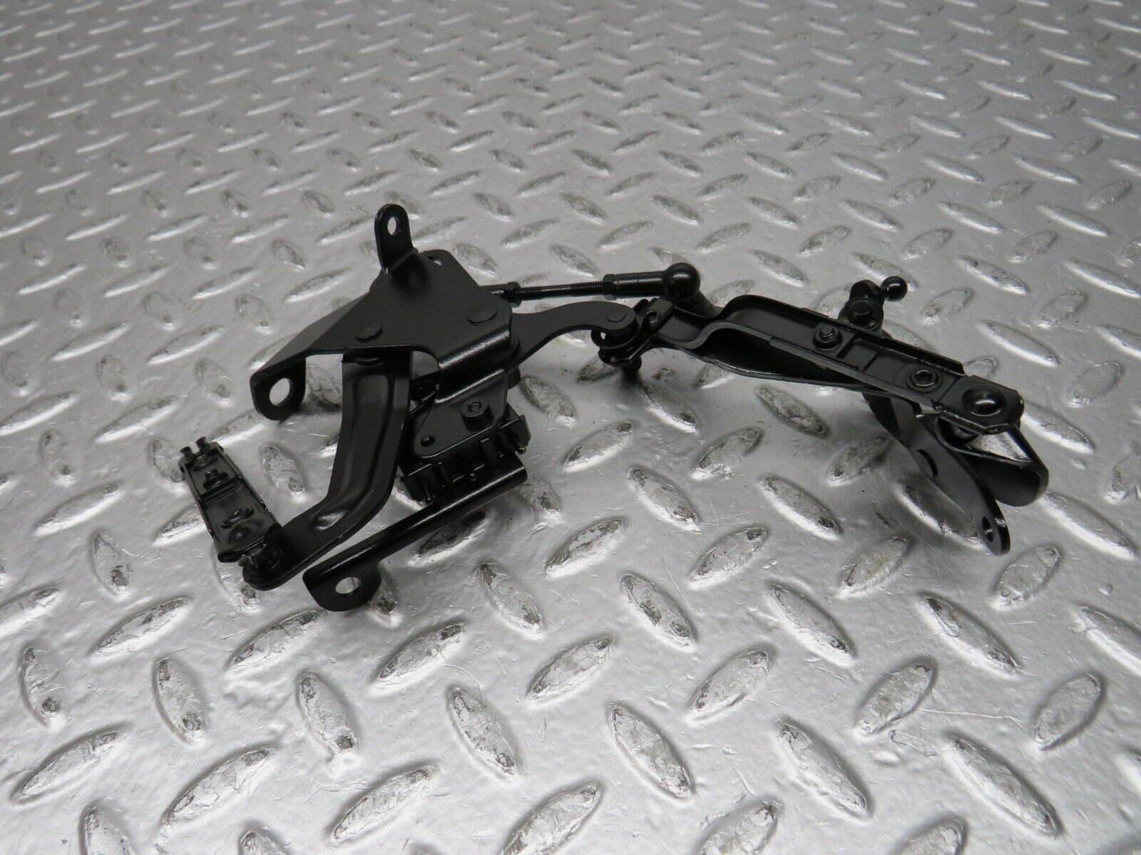 31993 Mercedes-Benz W123 230E Throttle Linkage