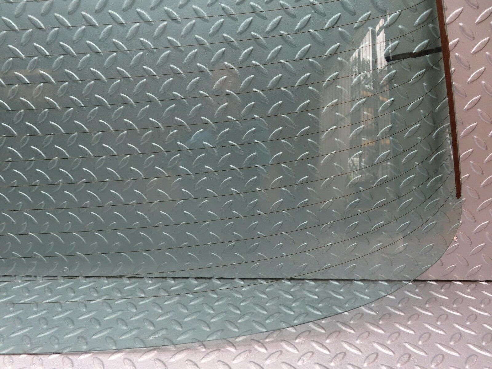 15935 Mercedes-Benz W123 280E Rear Heated Windscreen Glass