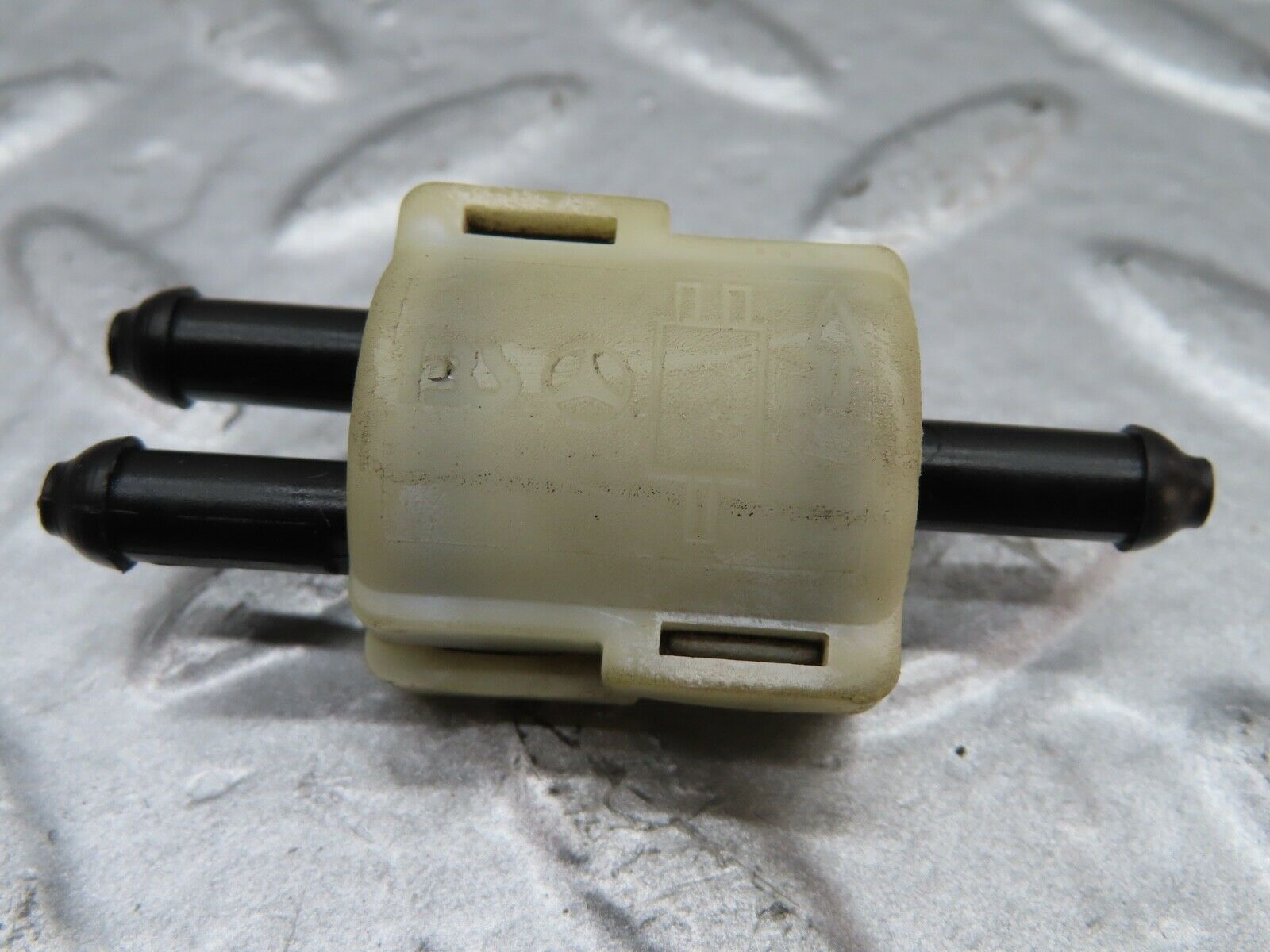 20048 Mercedes-Benz R129 300SL Coupe Windscreen Washer Fluid Distributors