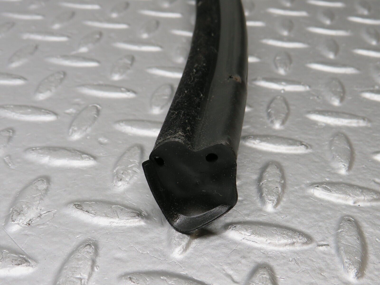 38606 Mercedes-Benz R129 280SL Coupe Front Windscreen Rubber Seal