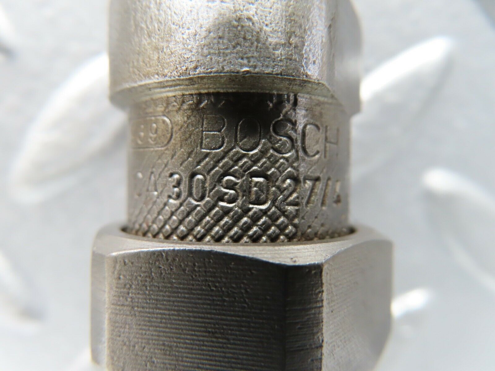 19255 Mercedes-Benz W123 300D Fuel Injector Bosch KCA30SD27/4