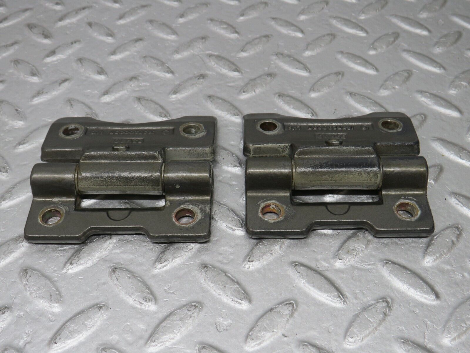 36072 Mercedes-Benz W126 420SE Door Hinge 1237200037