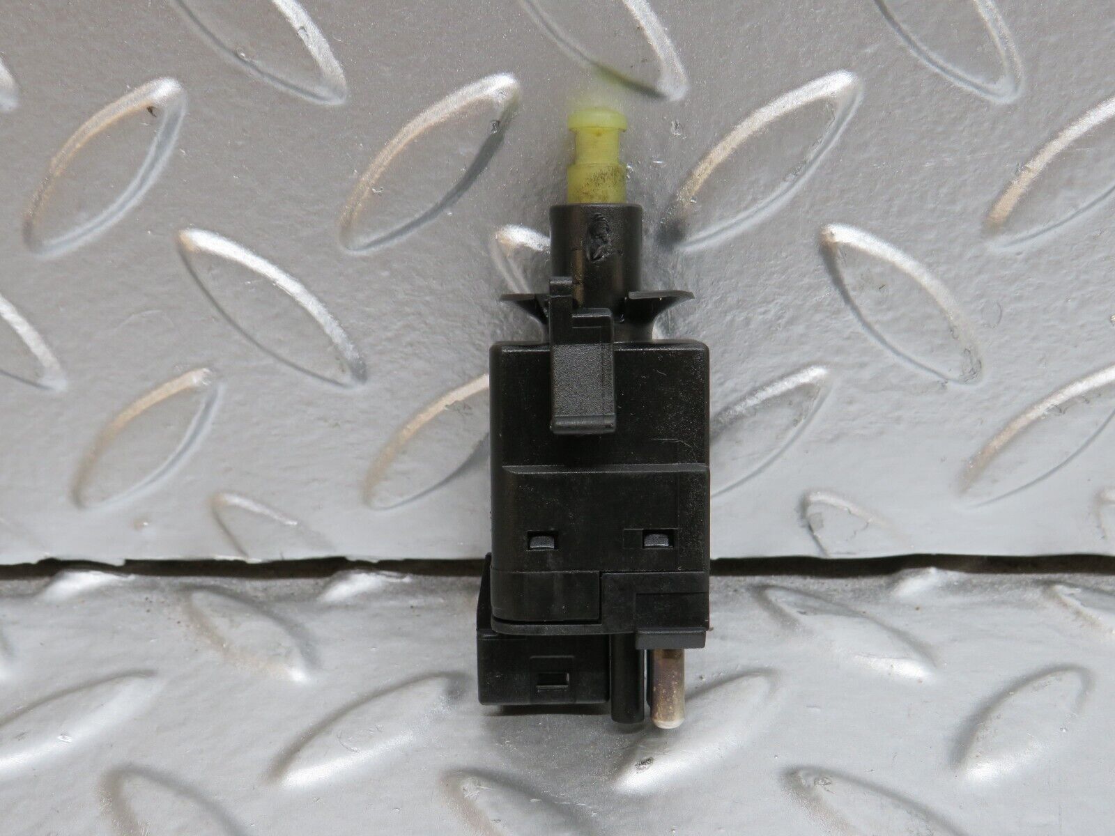 29178 Mercedes-Benz C124 320CE Coupe Brake Light Switch 0015450109