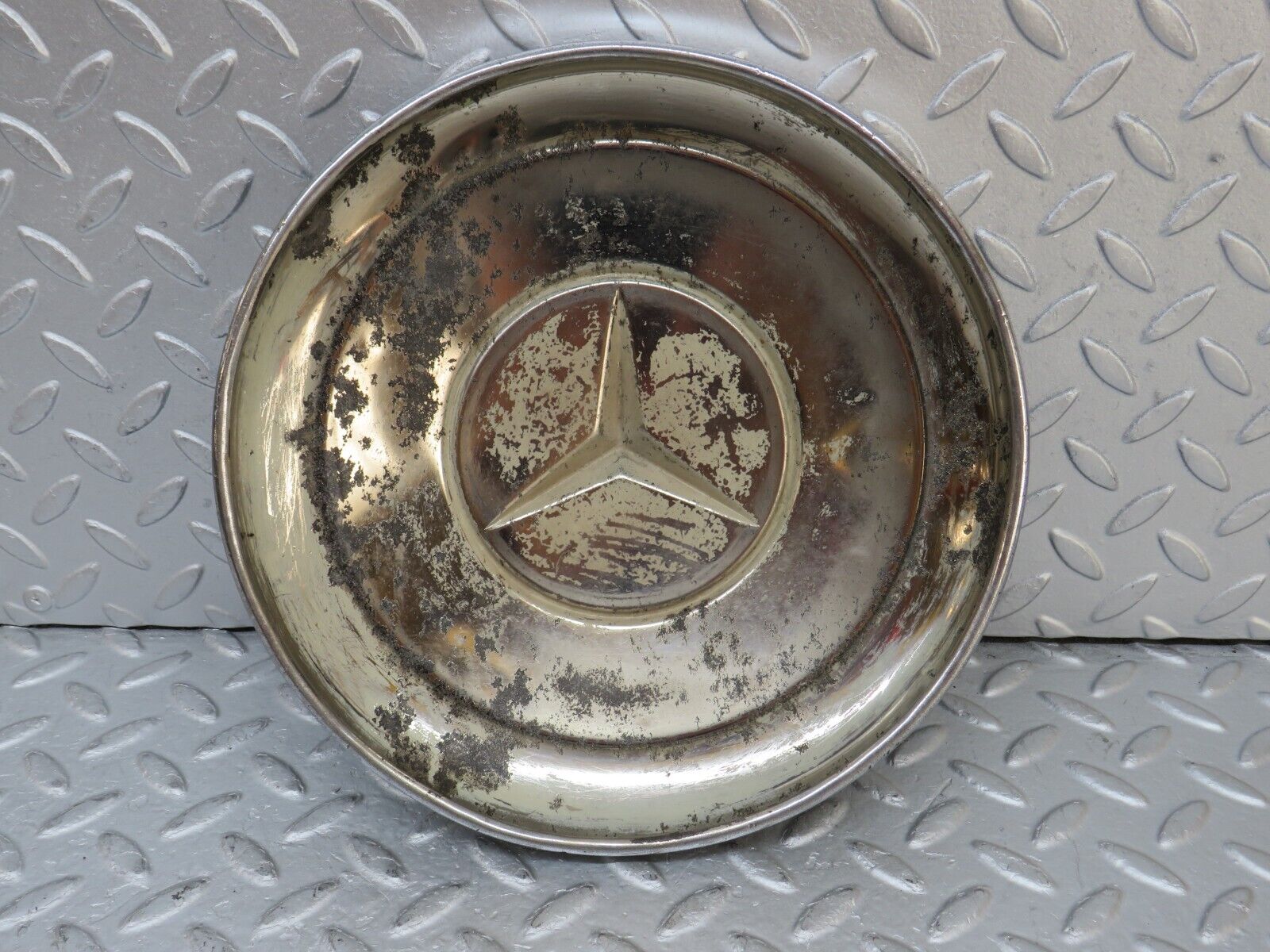 35761 Mercedes-Benz W108 Chrome Wheel Hub Cap