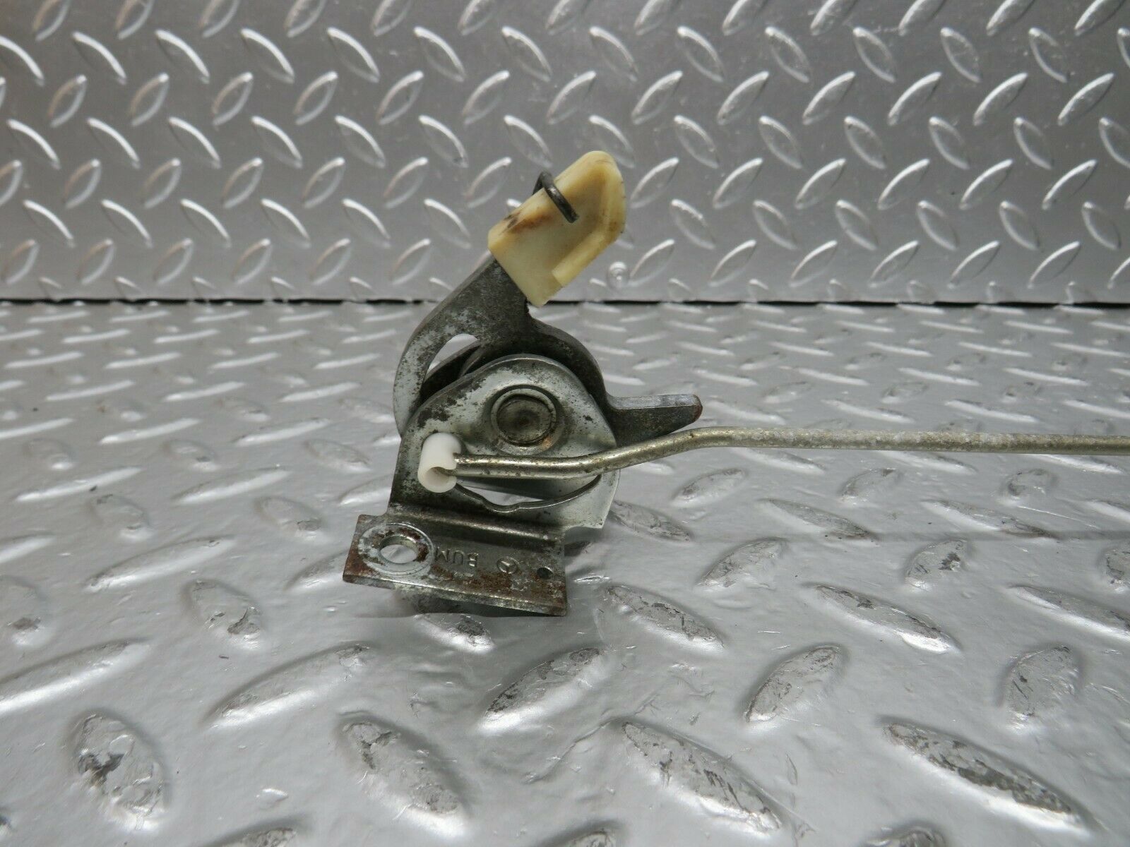 24264 Mercedes-Benz S124 220TE Wagon Rear Seat Bench Locking Mechanism Left