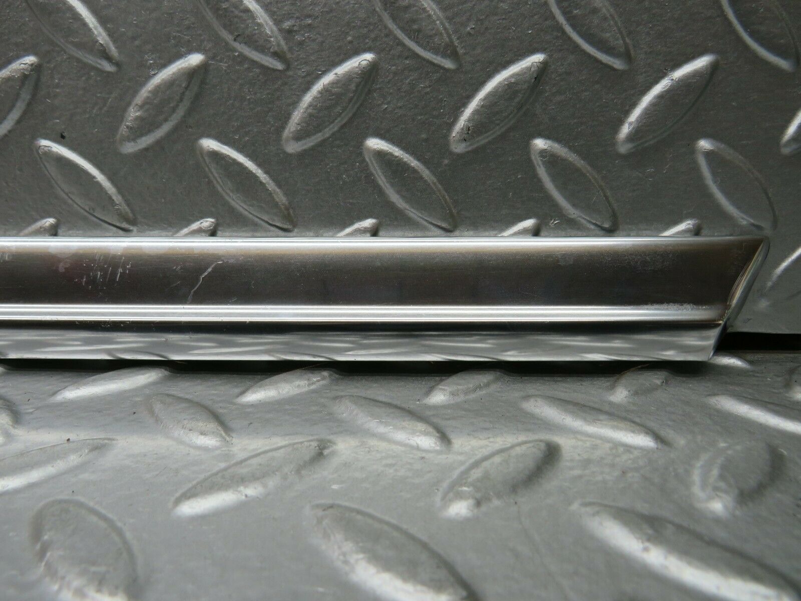 22738 Mercedes-Benz C107 450SLC Coupe Left Door Chrome Trim