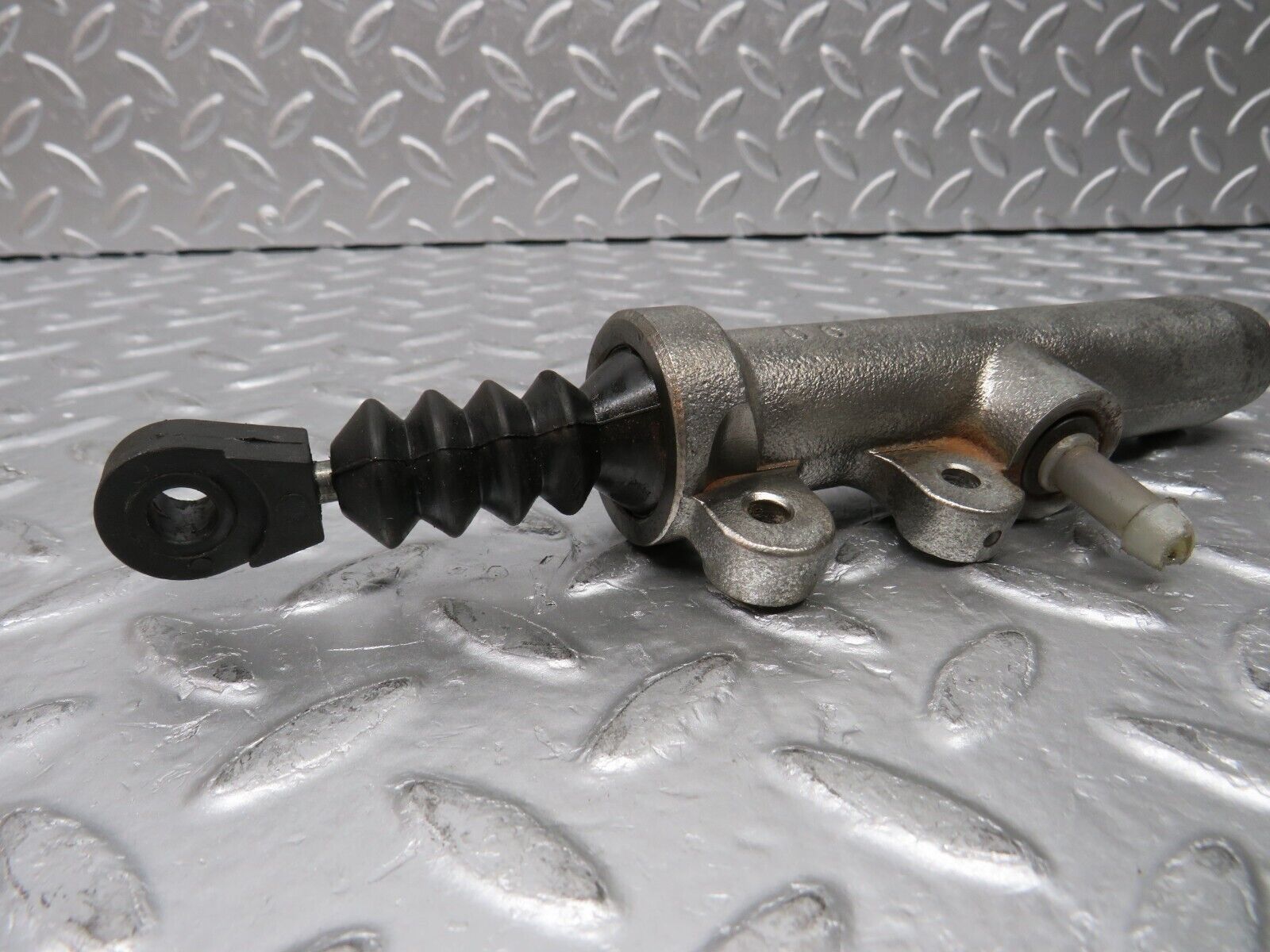 31407 Mercedes-Benz S124 220TE Wagon Clutch Master Cylinder