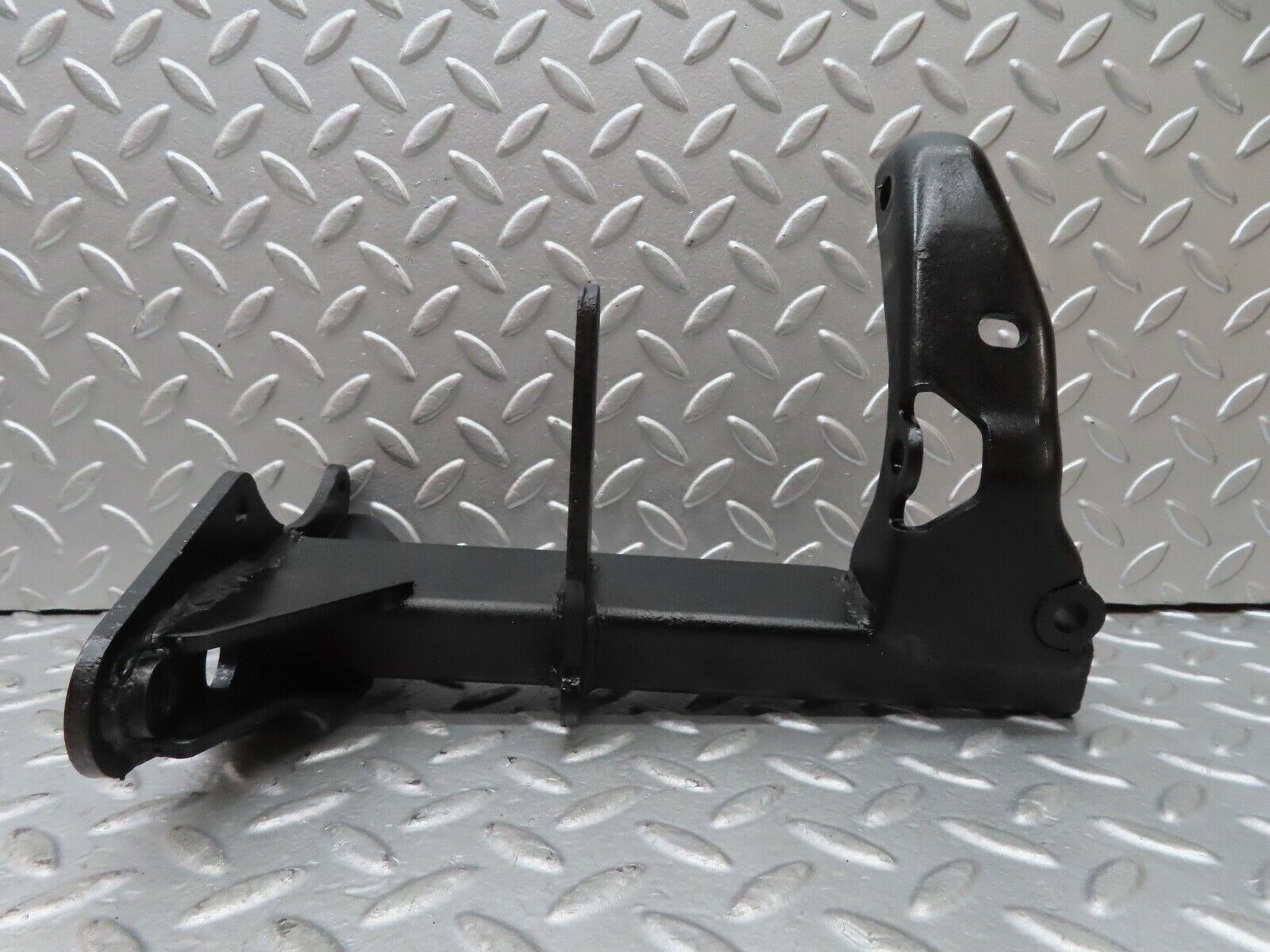 17803 Mercedes-Benz W116 450SEL Air Condition Compressor Mount Bracket