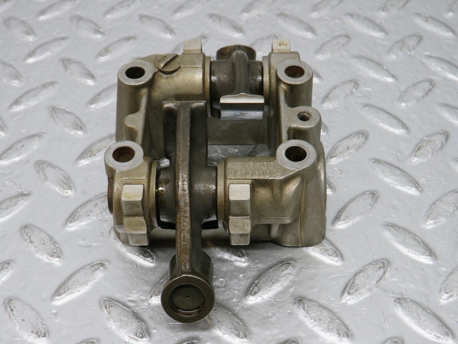 32624 Mercedes-Benz S124 300TE Rocker Arms Camshaft Bearing Block 1030510610