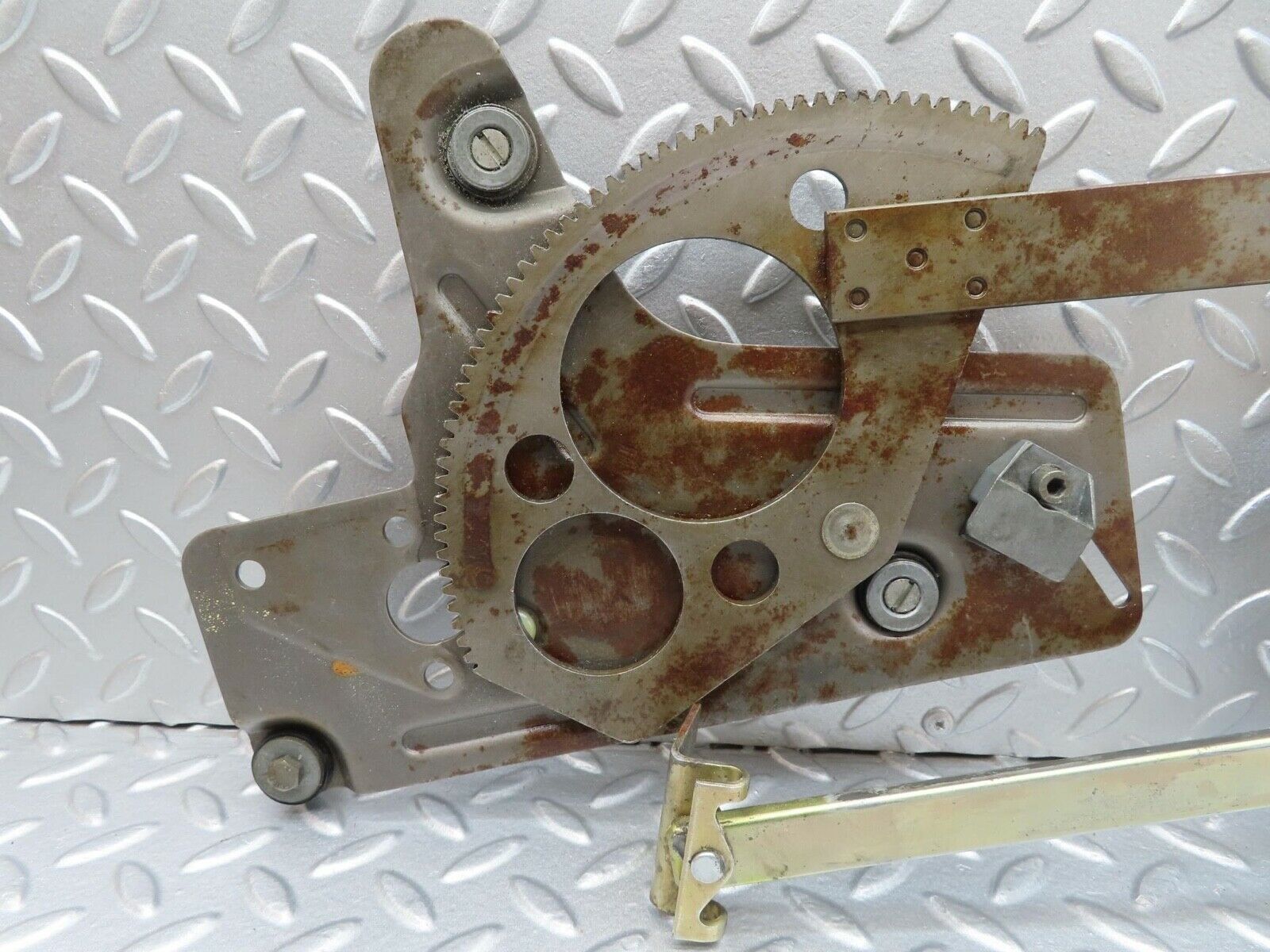 14002 Mercedes-Benz C107 280SLC Rear Right Power Window Regulator 1076701003