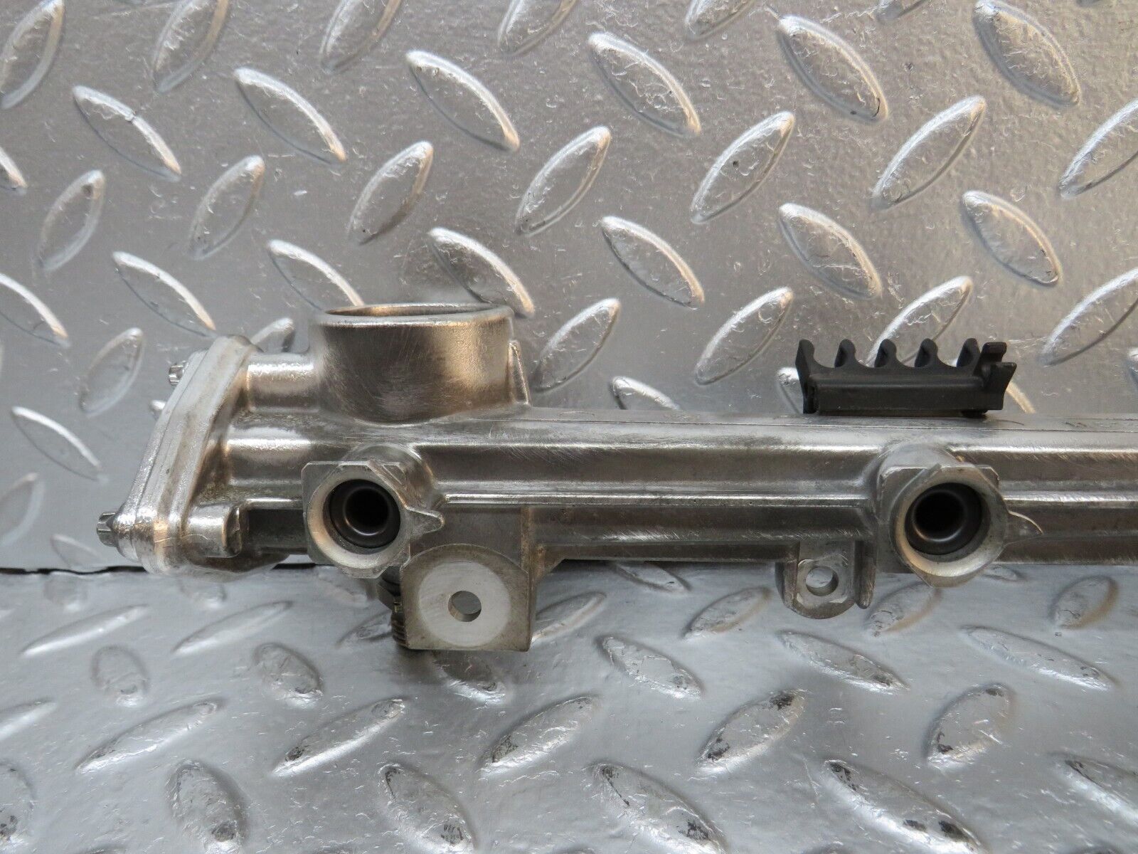 31214 Mercedes-Benz S124 220TE Wagon Fuel Injector Rail 1110780745