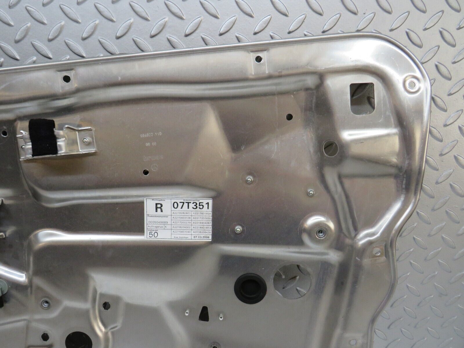 35104 Mercedes-Benz W221 Front Right Window Regulator Support Panel