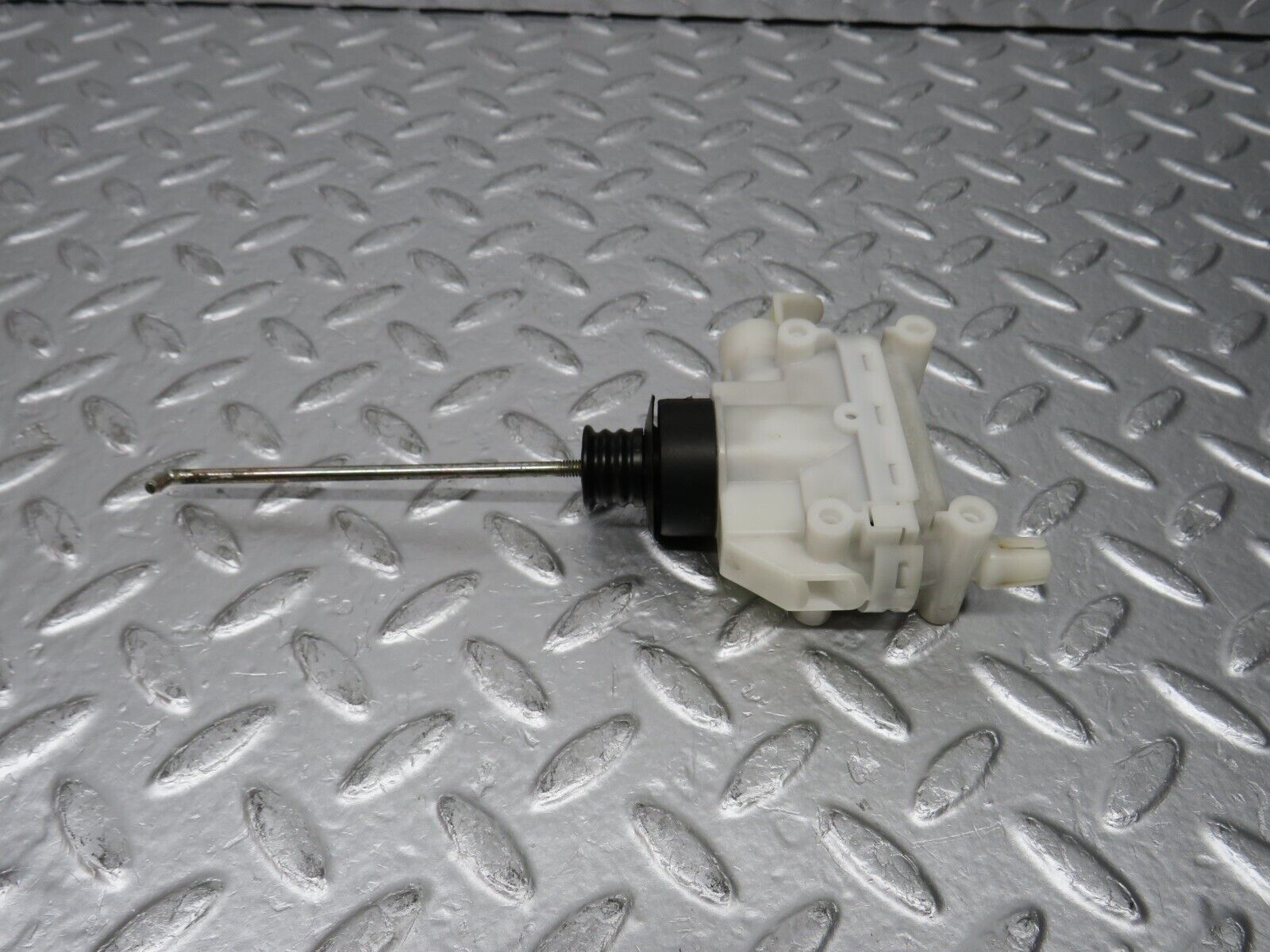 31399 Mercedes-Benz S124 220TE Wagon Trunk Lock Vacuum Actuator Hella