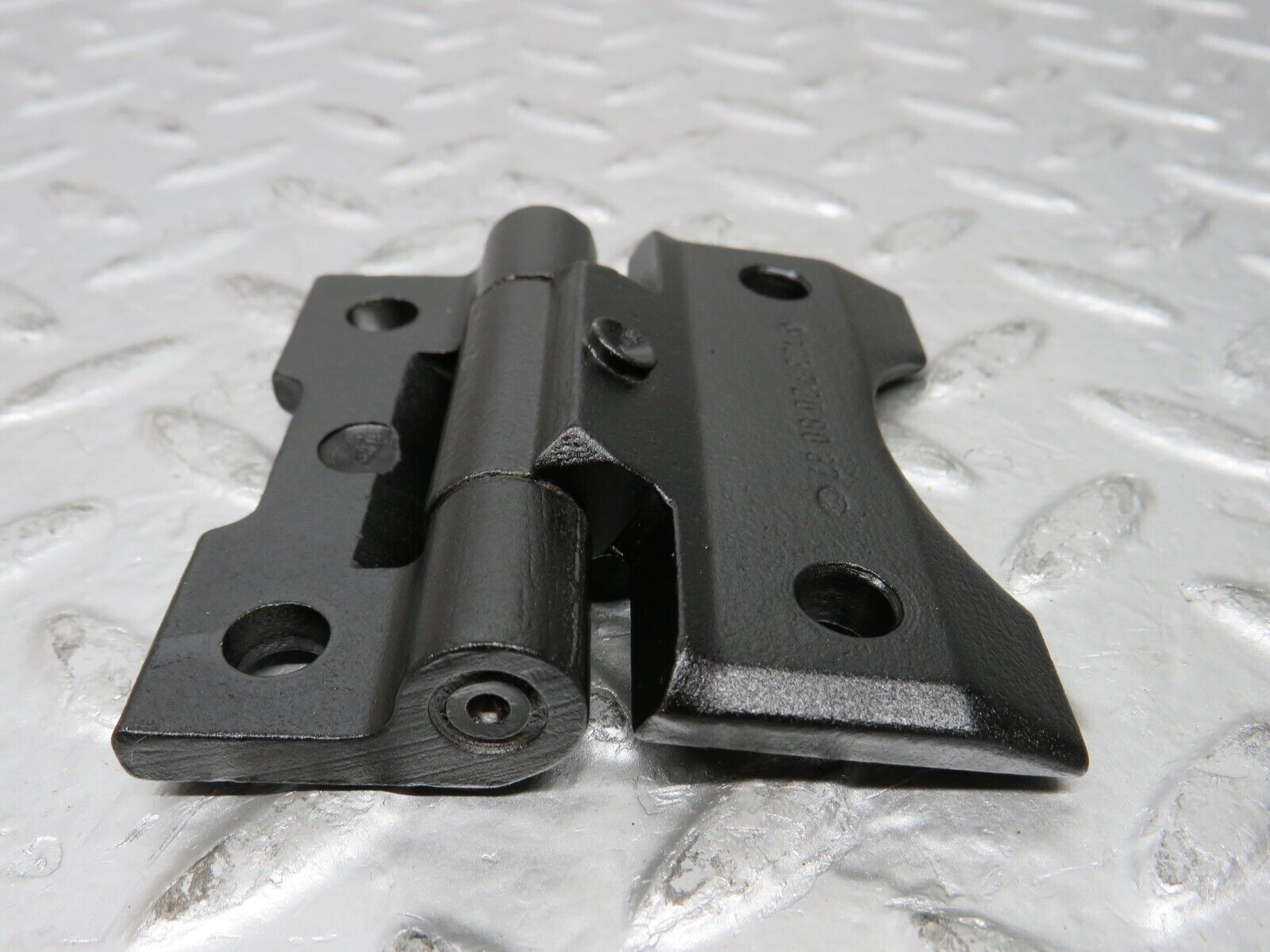 26868 Mercedes-Benz W123 240D Door Hinge Pair 1237200037