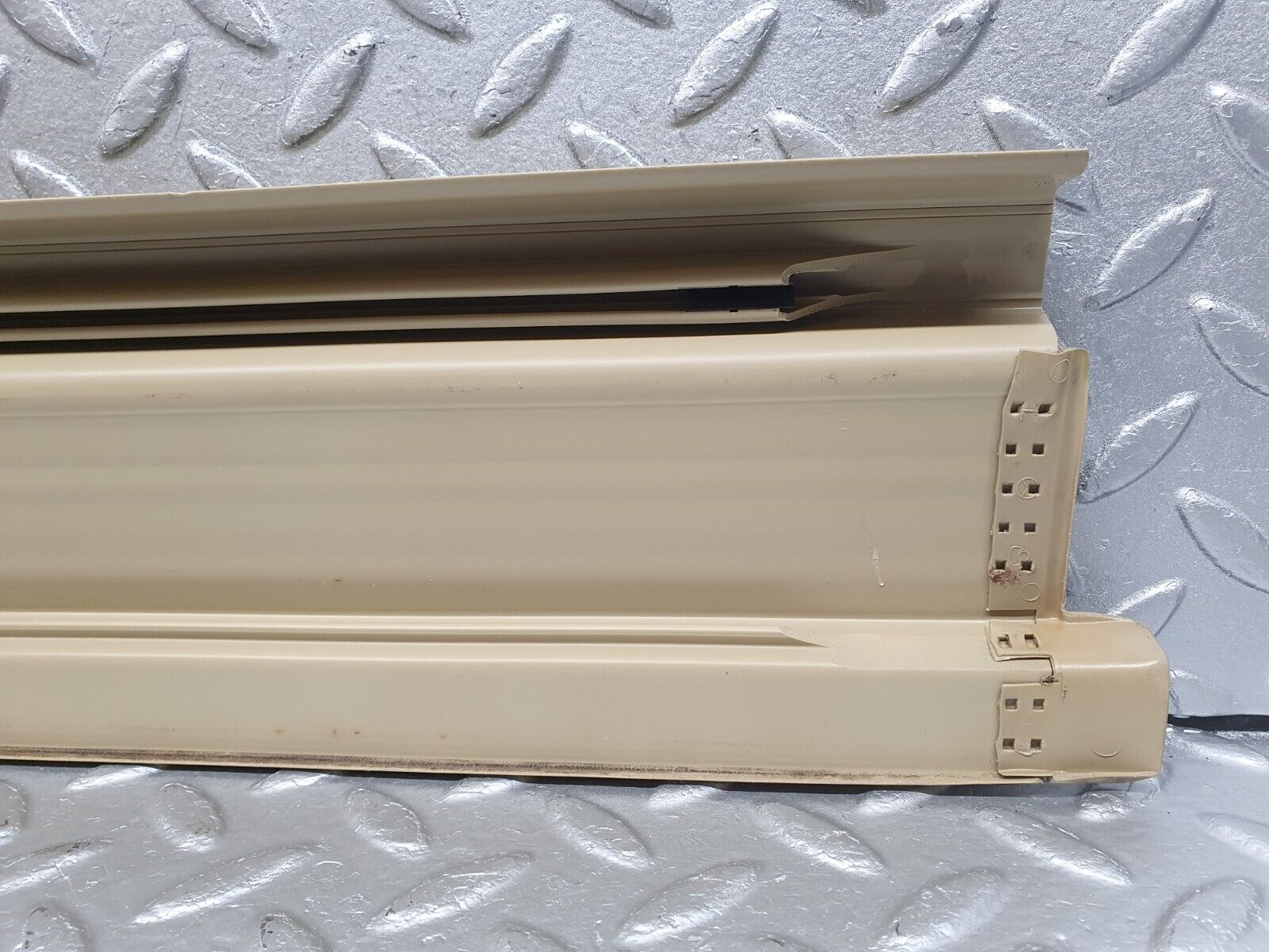 40908 Mercedes-Benz W126 300SE Rear Right Door Sill Trim Beige
