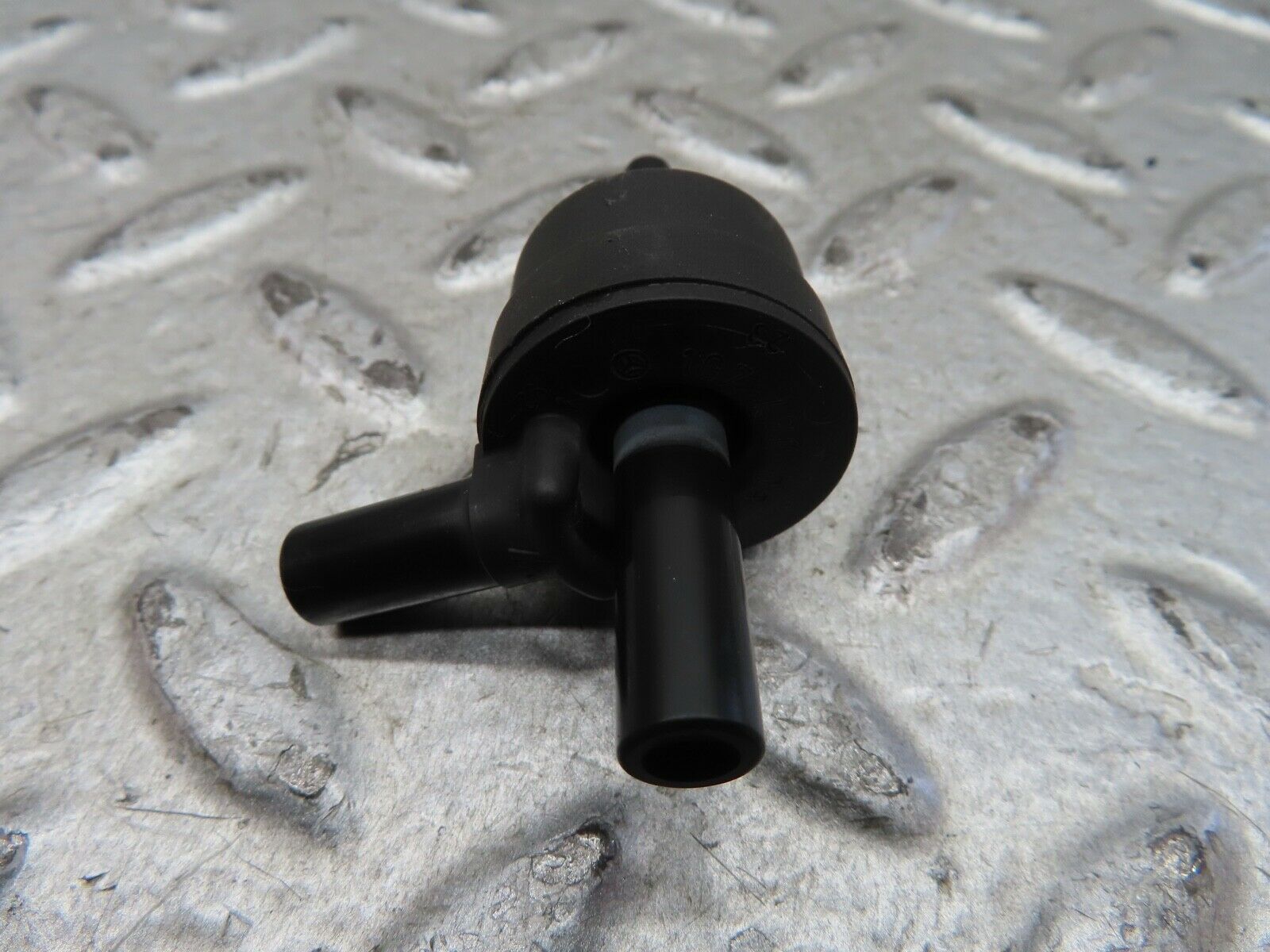 19752 Mercedes-Benz C140 CL420 Coupe Engine Crankcase Vent Valve 1074700893