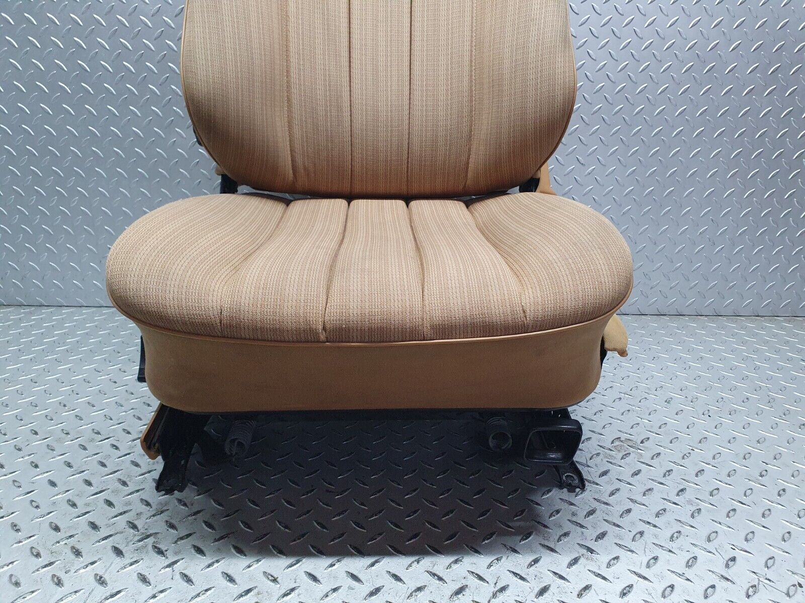 41374 Mercedes-Benz W124 200E Front Right Driver Side Seat Palomino 1249101050