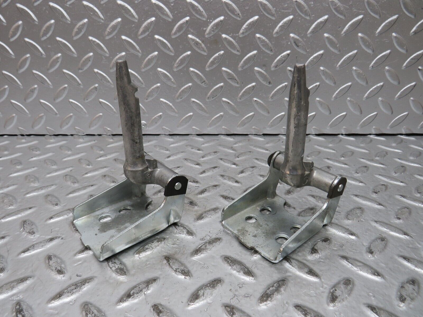 27831 Mercedes-Benz S124 300TE Wagon Rear Seat Hinge Pair