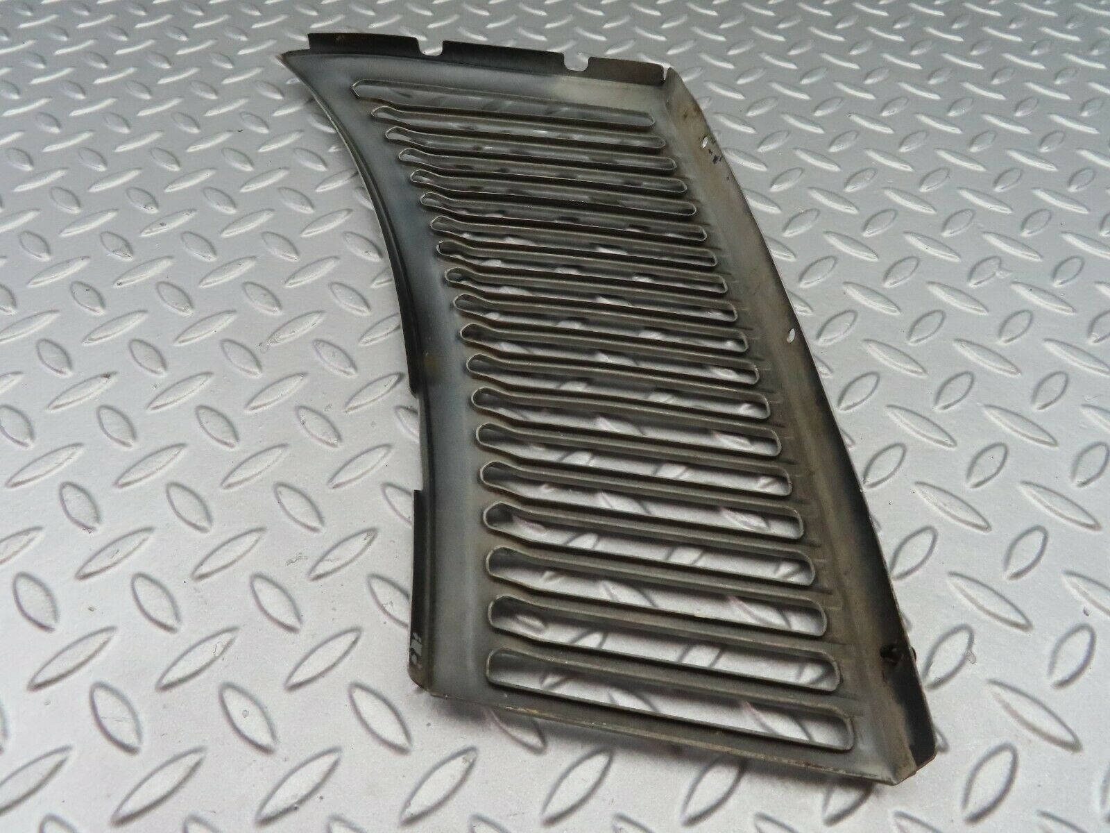 6887 Mercedes-Benz C107 350SLC Coupe Air Intake Grill Right Side