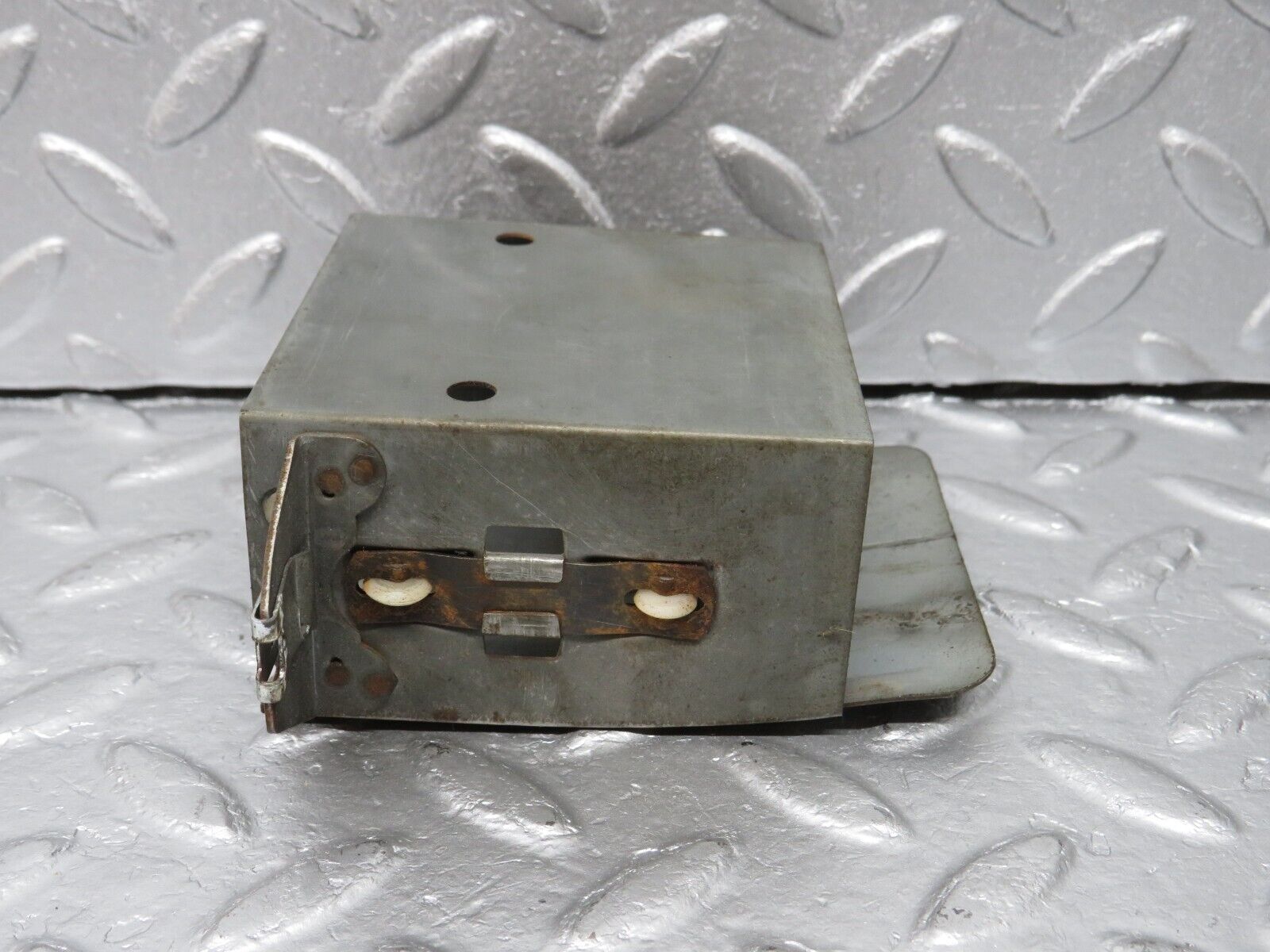 40332 Mercedes-Benz W110 230 Ashtray Frame