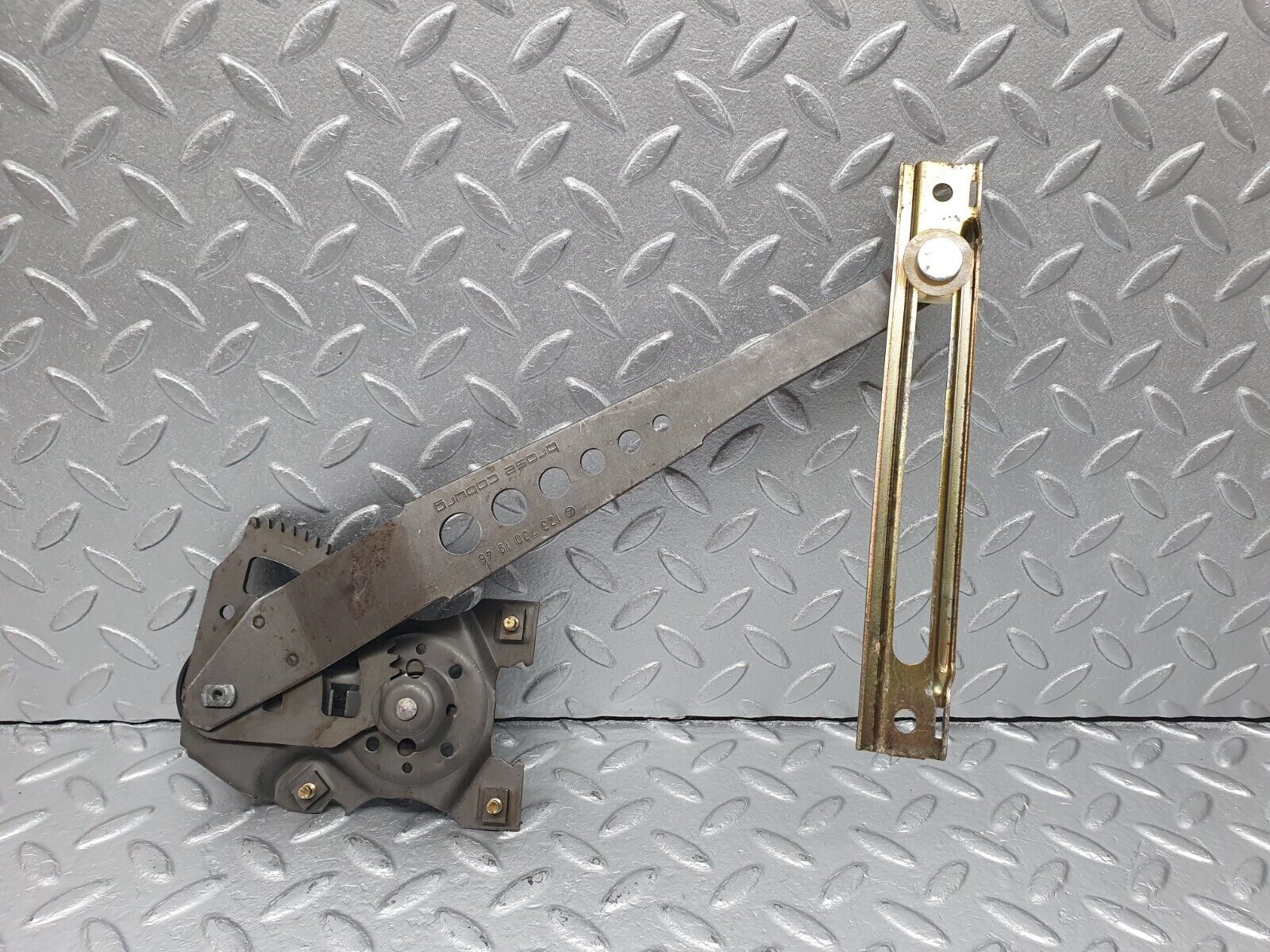 40729 Mercedes-Benz W123 300D Rear Left Manual Window Regulator 1237301946