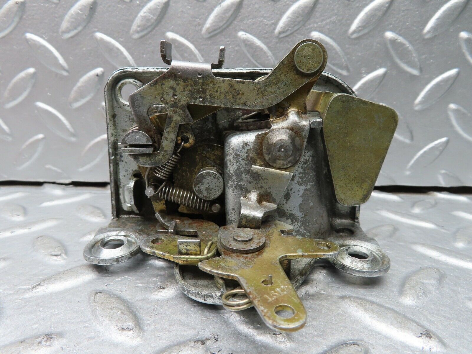 20980 Mercedes-Benz W114 250CE Coupe Right Door Lock Mechanism