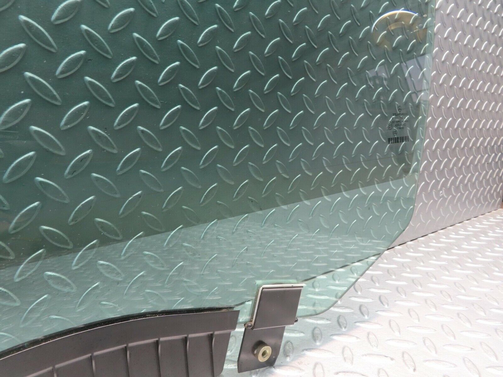 11228 Mercedes-Benz W221 S320 Front Left Door Window Glass