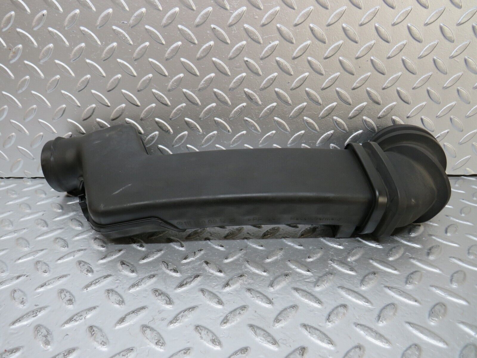 26454 Mercedes-Benz C124 220CE Coupe Air Intake Pipe 1111400012