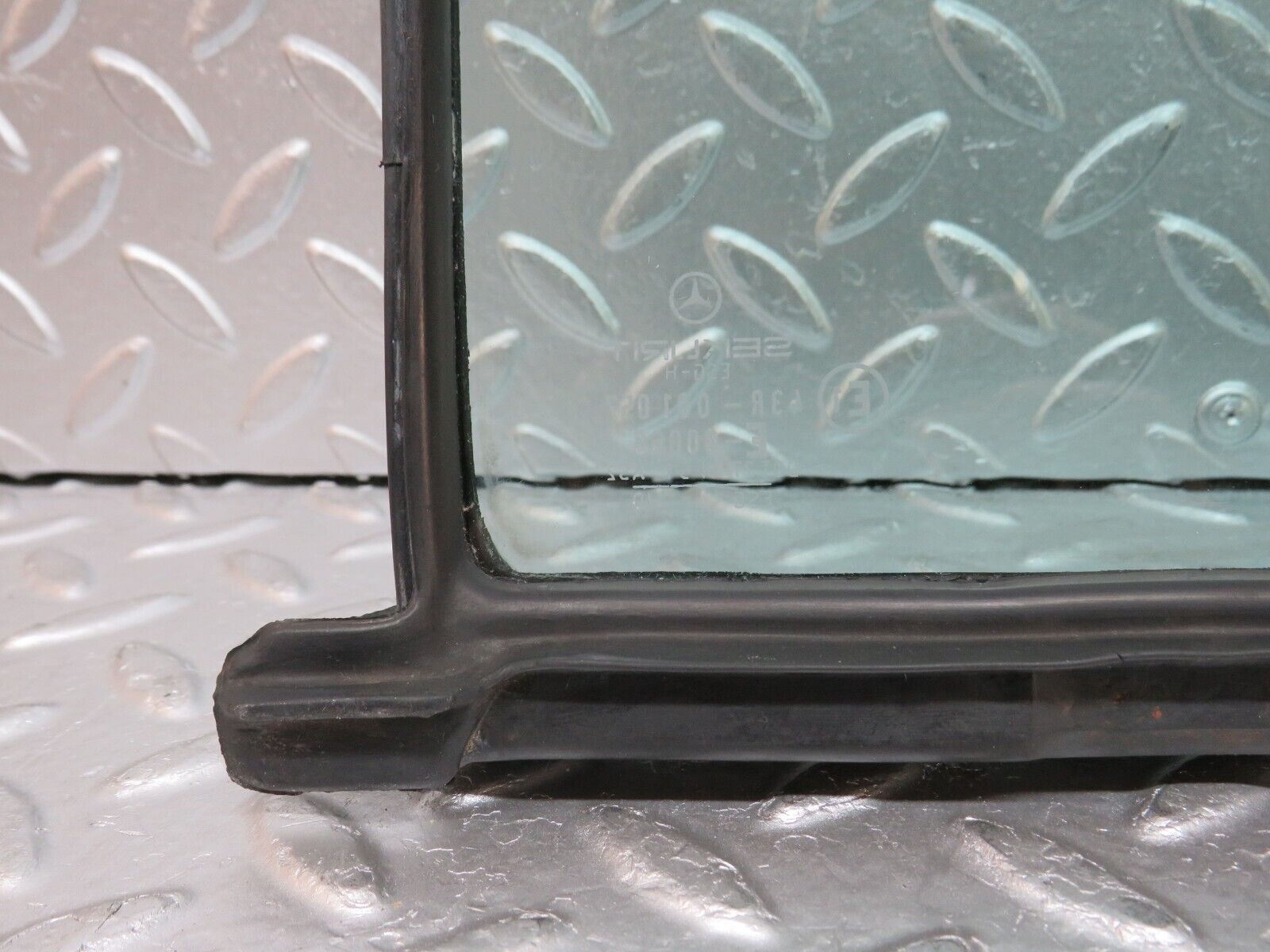 0626 Mercedes-Benz W123 230E Right Rear Door Quarter Glass 1237350224