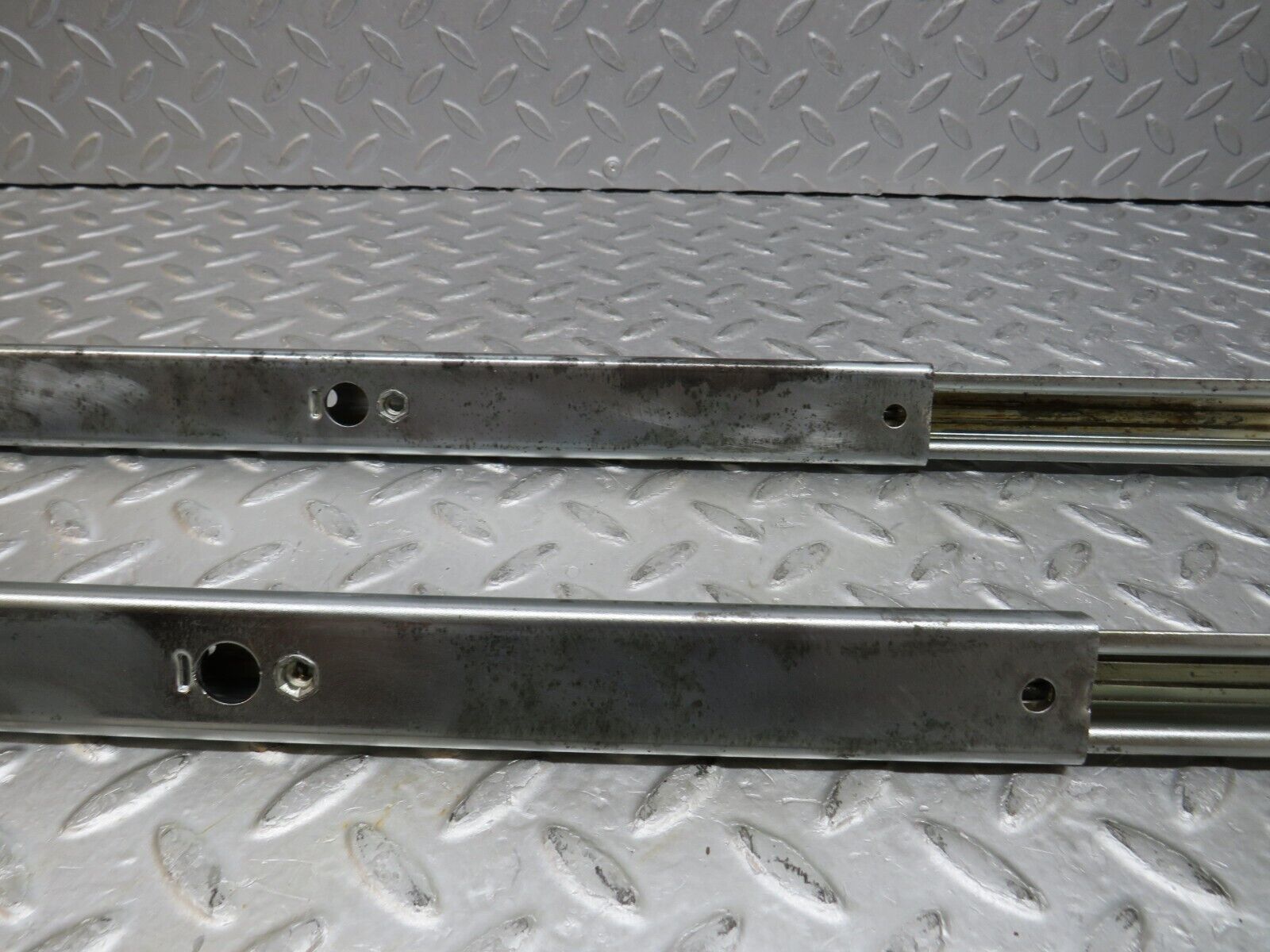 37085 Mercedes-Benz C126 420SEC Coupe Front Left Seat Rail Pair