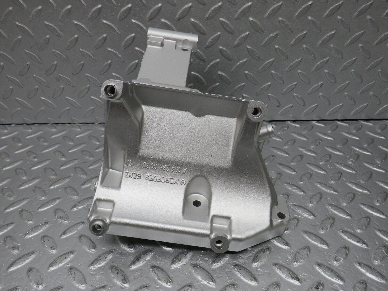 39608 Mercedes-Benz R129 320SL Coupe AC Air Con Compressor Mount Bracket 1042360030