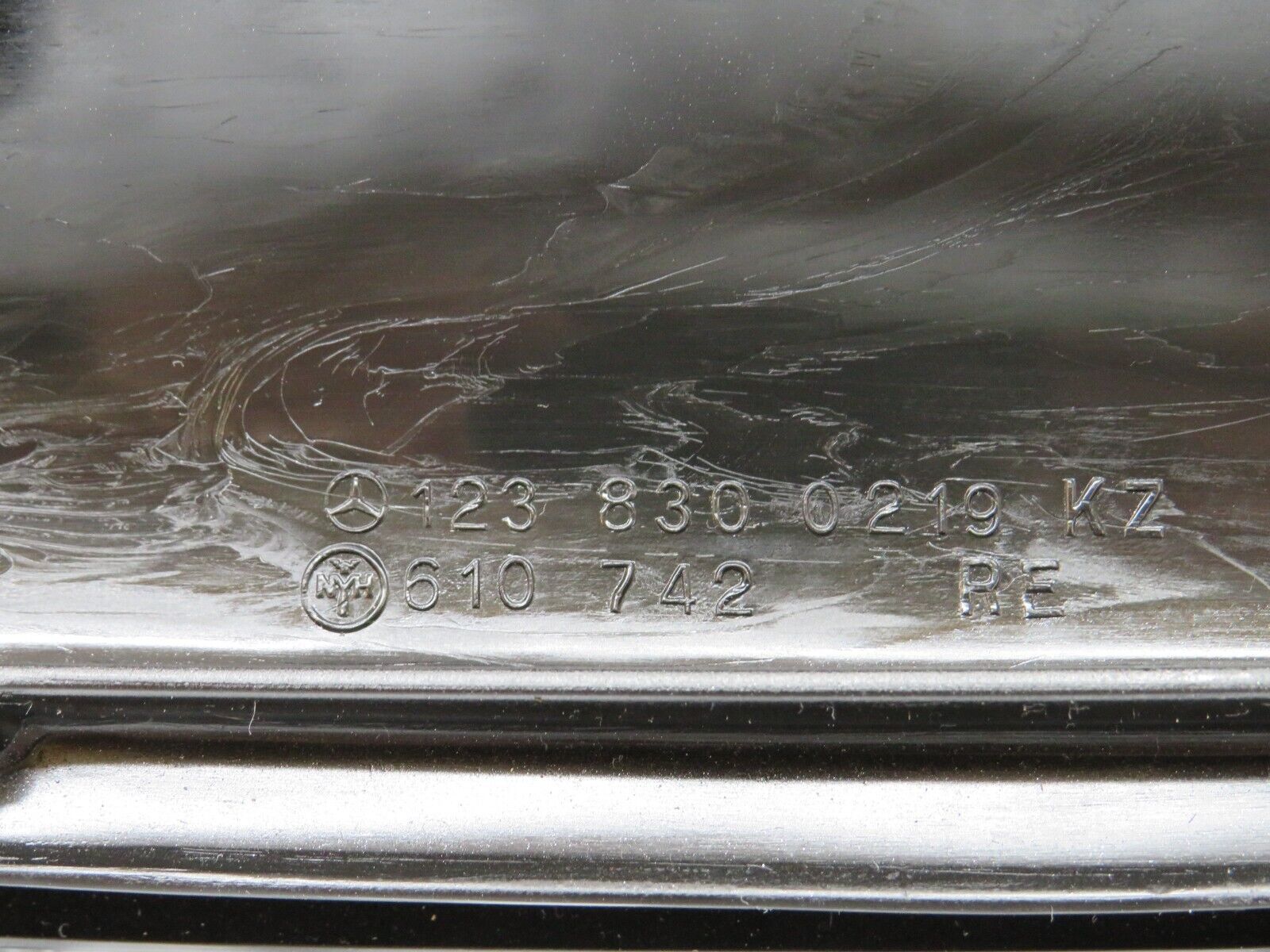 25569 Mercedes-Benz W123 200 Air Duct Vent Left And Right Side 1238300119