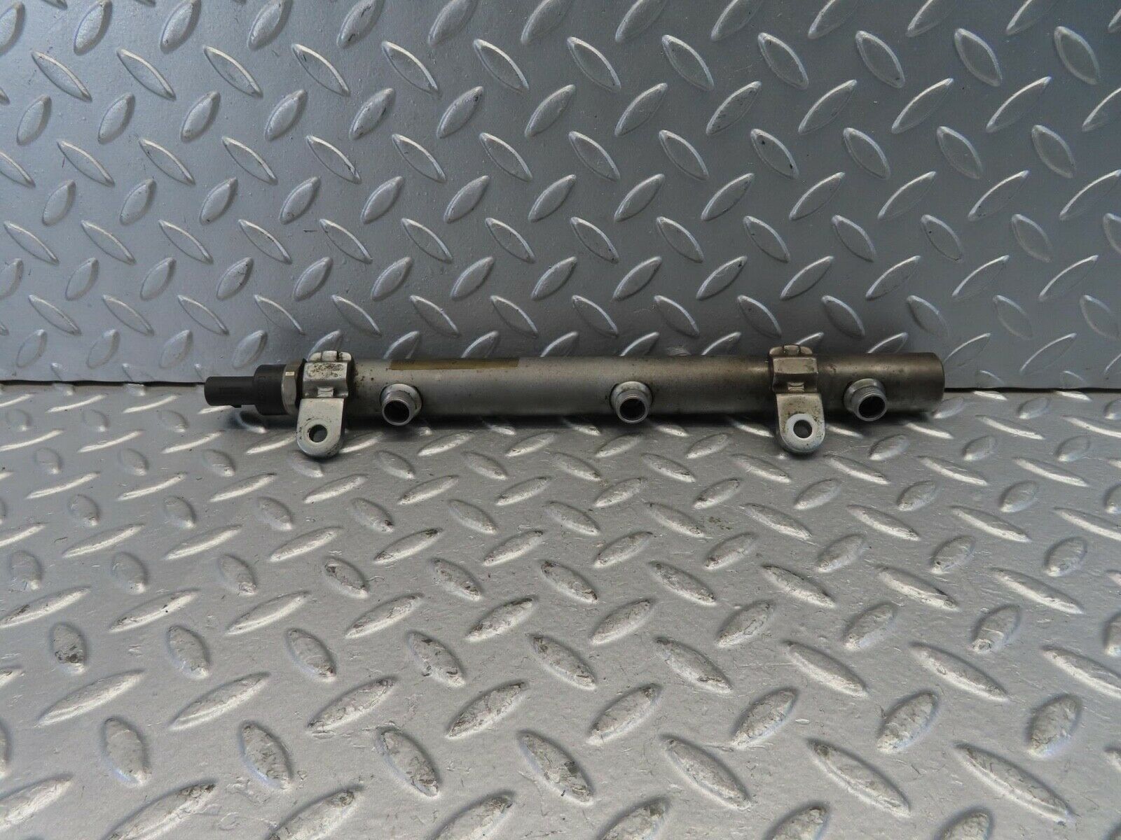 11207 Mercedes-Benz W221 S320 Fuel Rail Right Side With Pressure Sensor