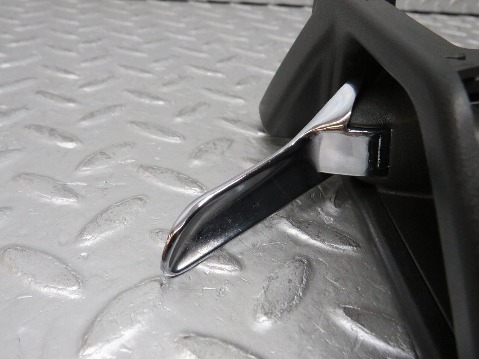 37768 Mercedes-Benz A124 320E Cabriolet Interior Door Handle Left 1247600561