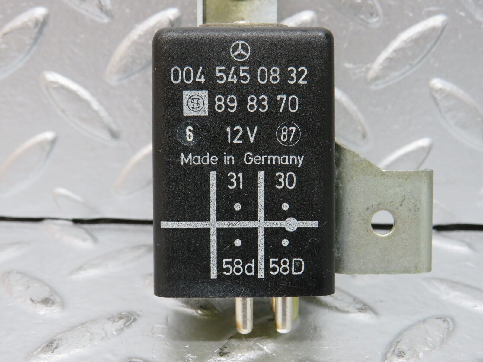 32392 Mercedes-Benz S124 300TE Wagon Instrument Cluster Light Relay 0045450832