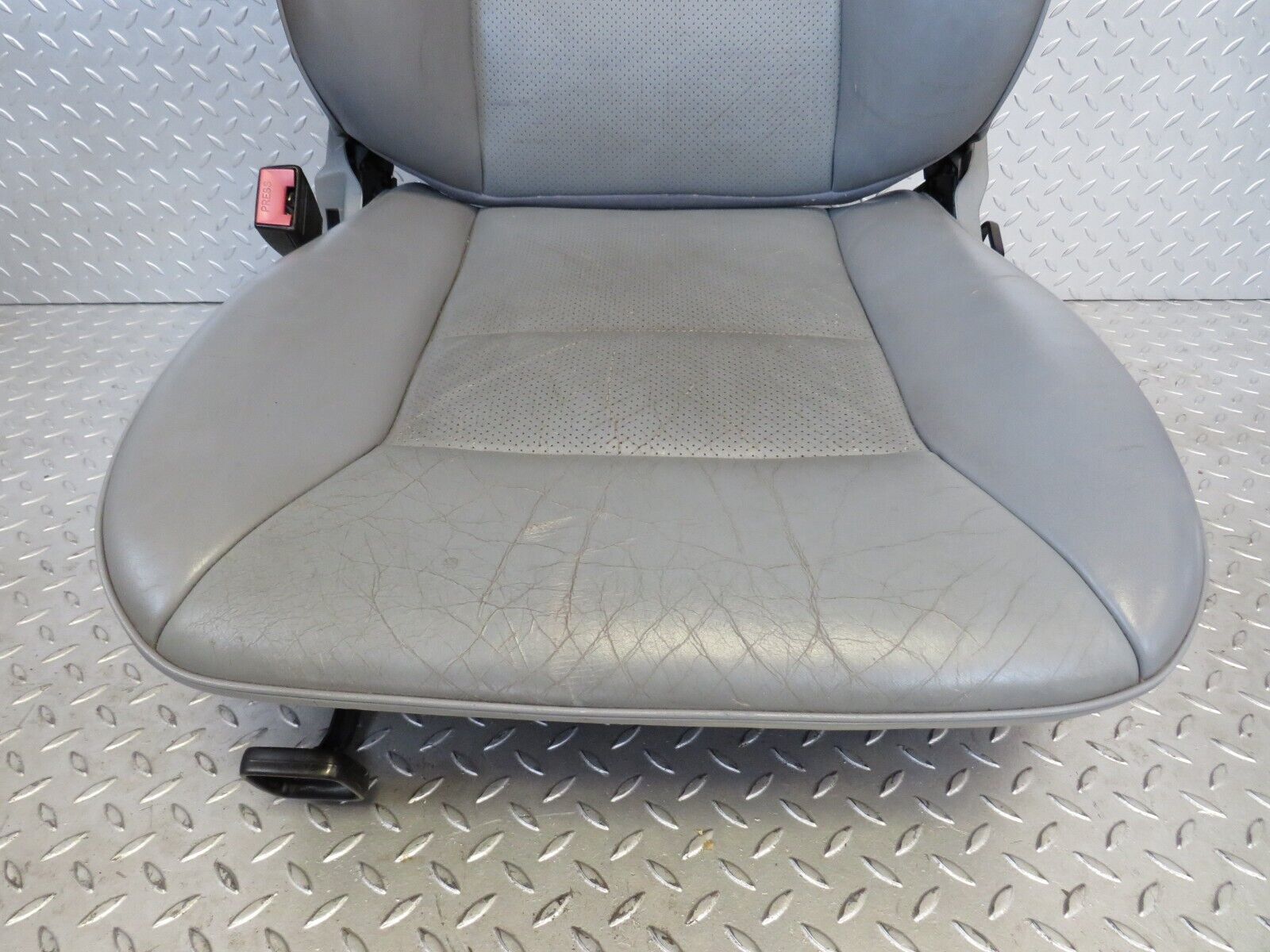 25700 Mercedes-Benz W124 280E Front Left Seat Leather Grey